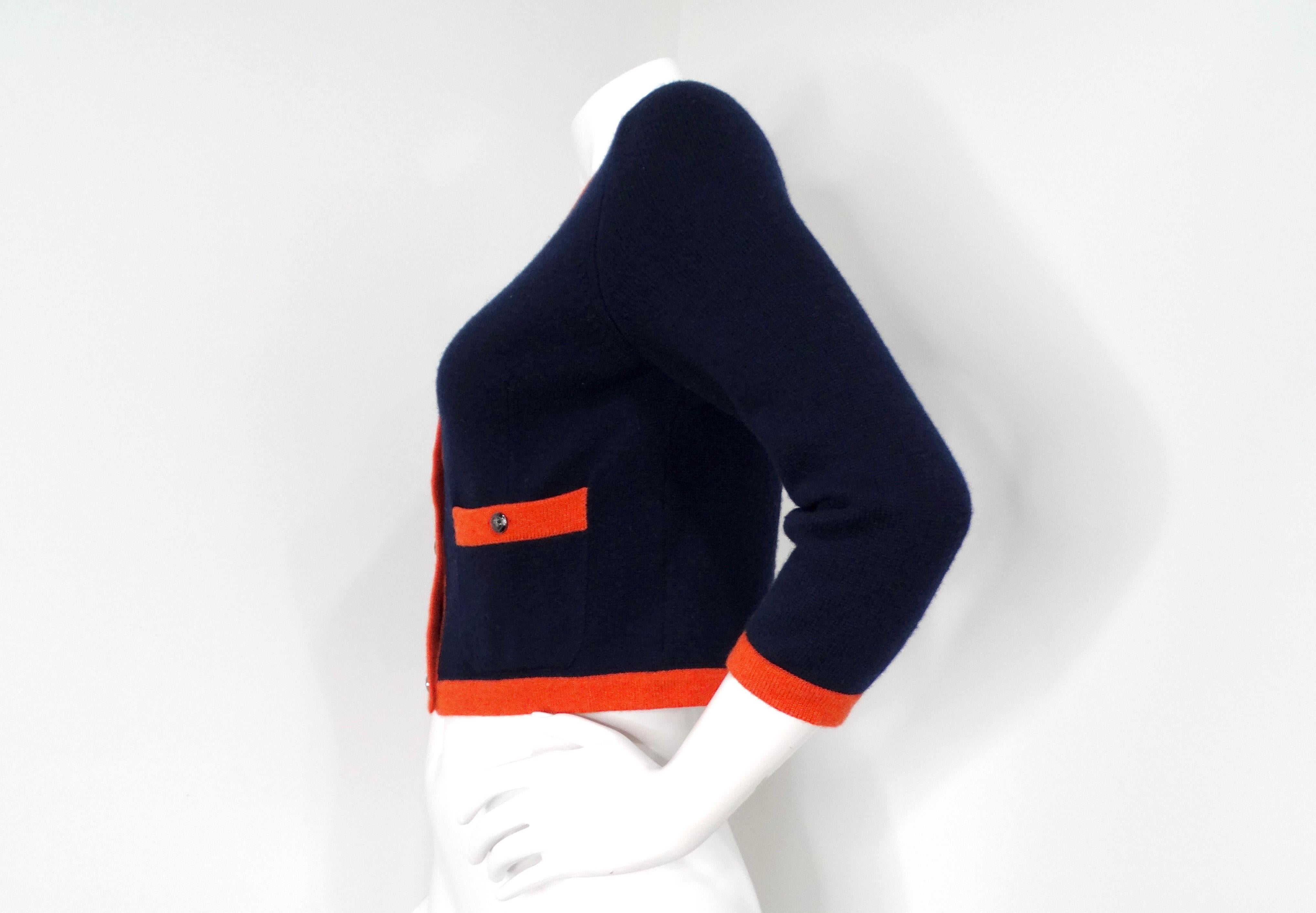 Chanel Kaschmir-Strickjacke in Marineblau und Orange Damen im Angebot