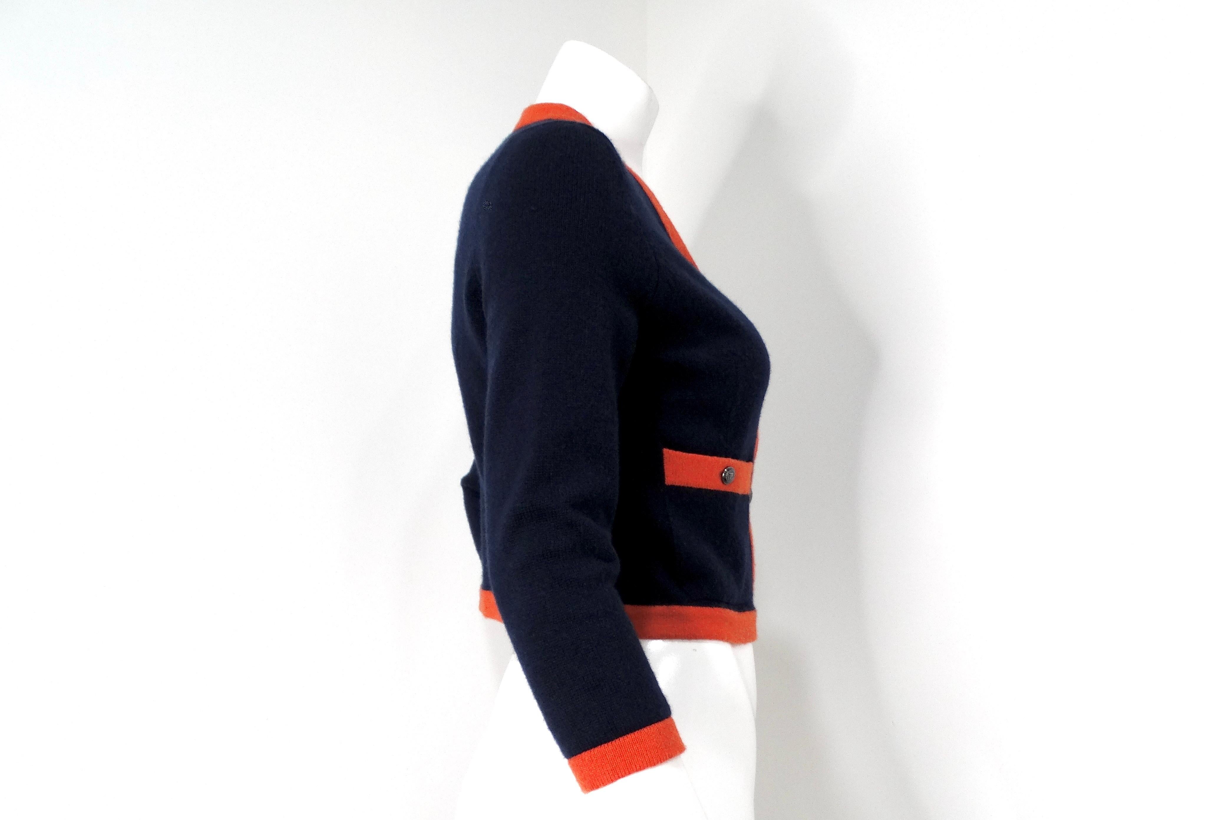 Chanel Kaschmir-Strickjacke in Marineblau und Orange im Angebot 2