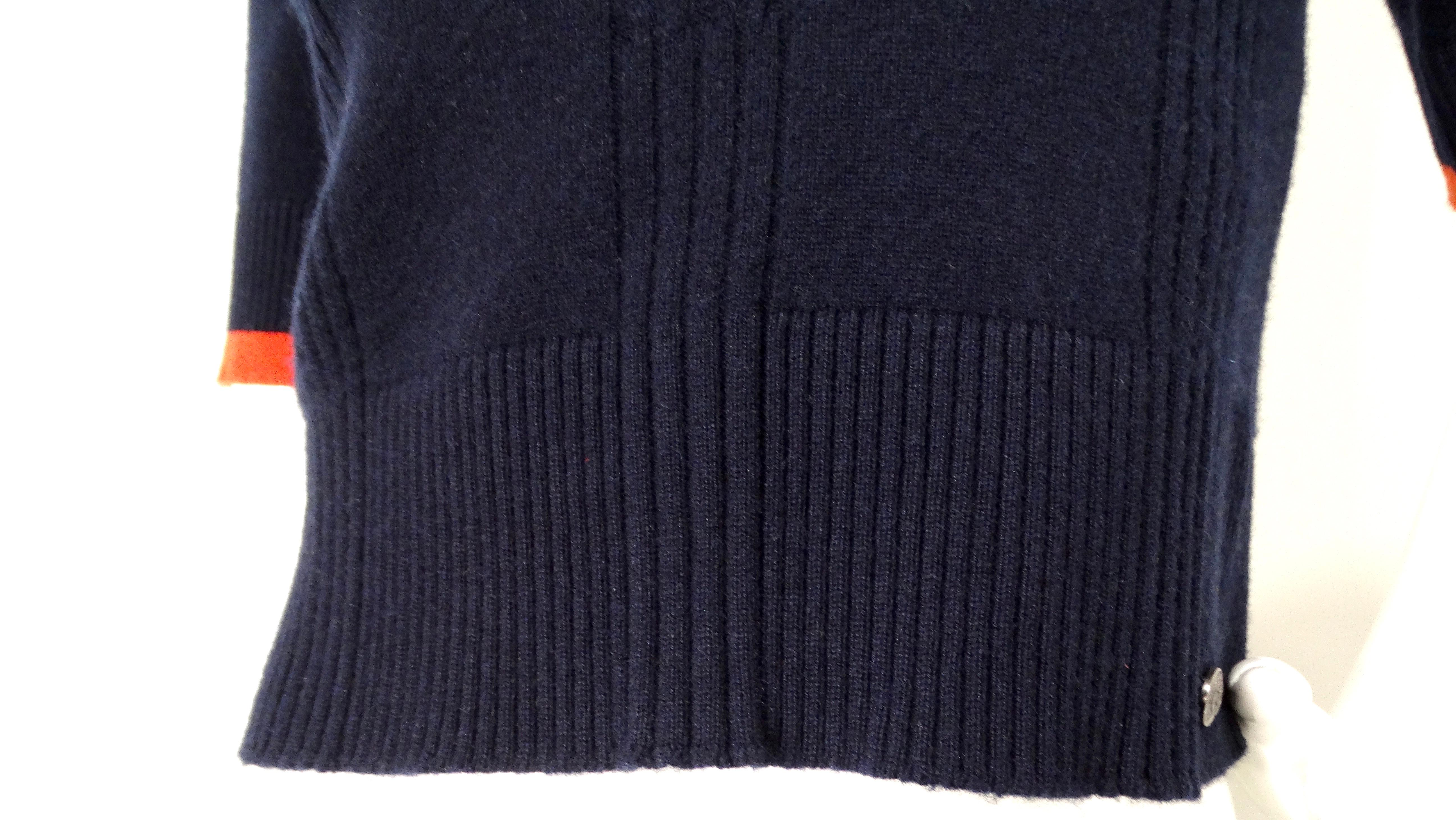 Nero Top Chanel con scollo a V in cashmere blu e arancione in vendita