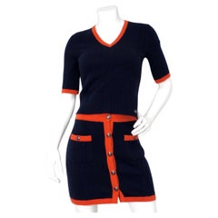 Top Chanel con scollo a V in cashmere blu e arancione