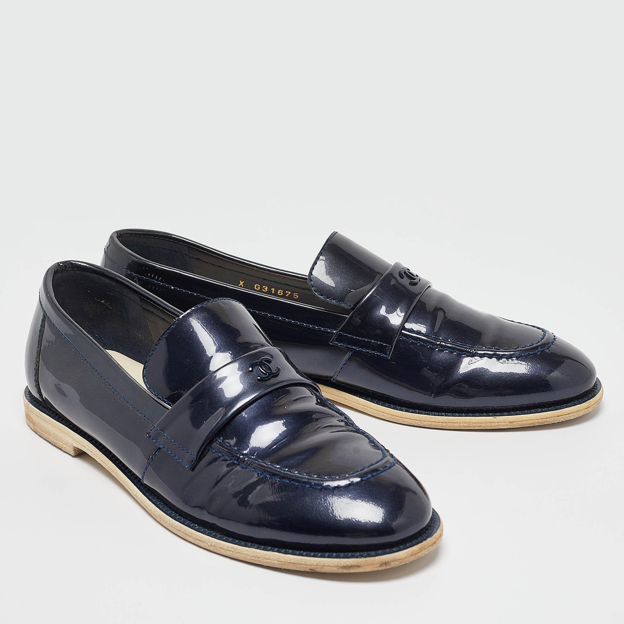 Chanel Navy Blue Patent Leather CC Loafers Size 38.5 In Good Condition In Dubai, Al Qouz 2