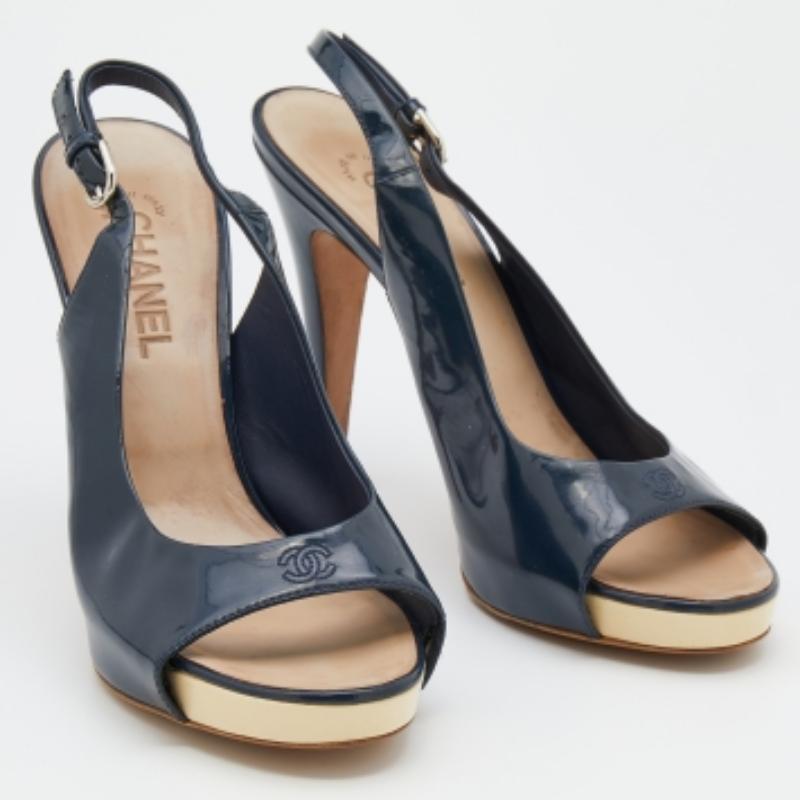 Chanel Navy Blue Patent Leather CC Open Toe Platform Slingback Sandals Size 41.5 In Good Condition For Sale In Dubai, Al Qouz 2