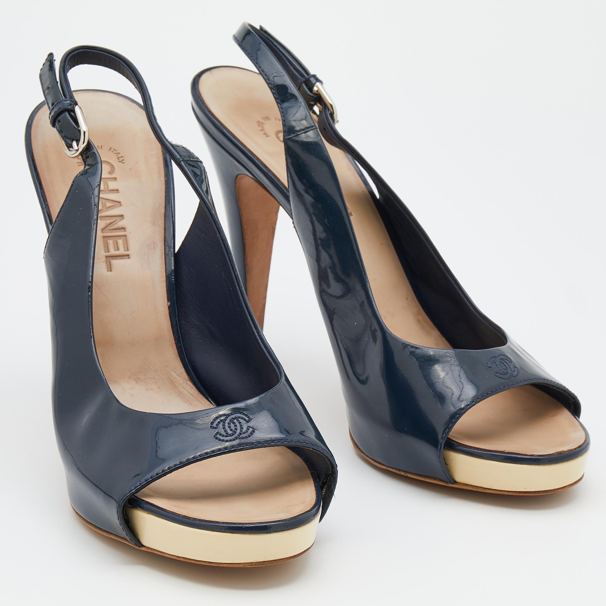 Chanel - Sandales à talons compensés à bout ouvert en cuir verni bleu marine, taille 41,5 Pour femmes en vente
