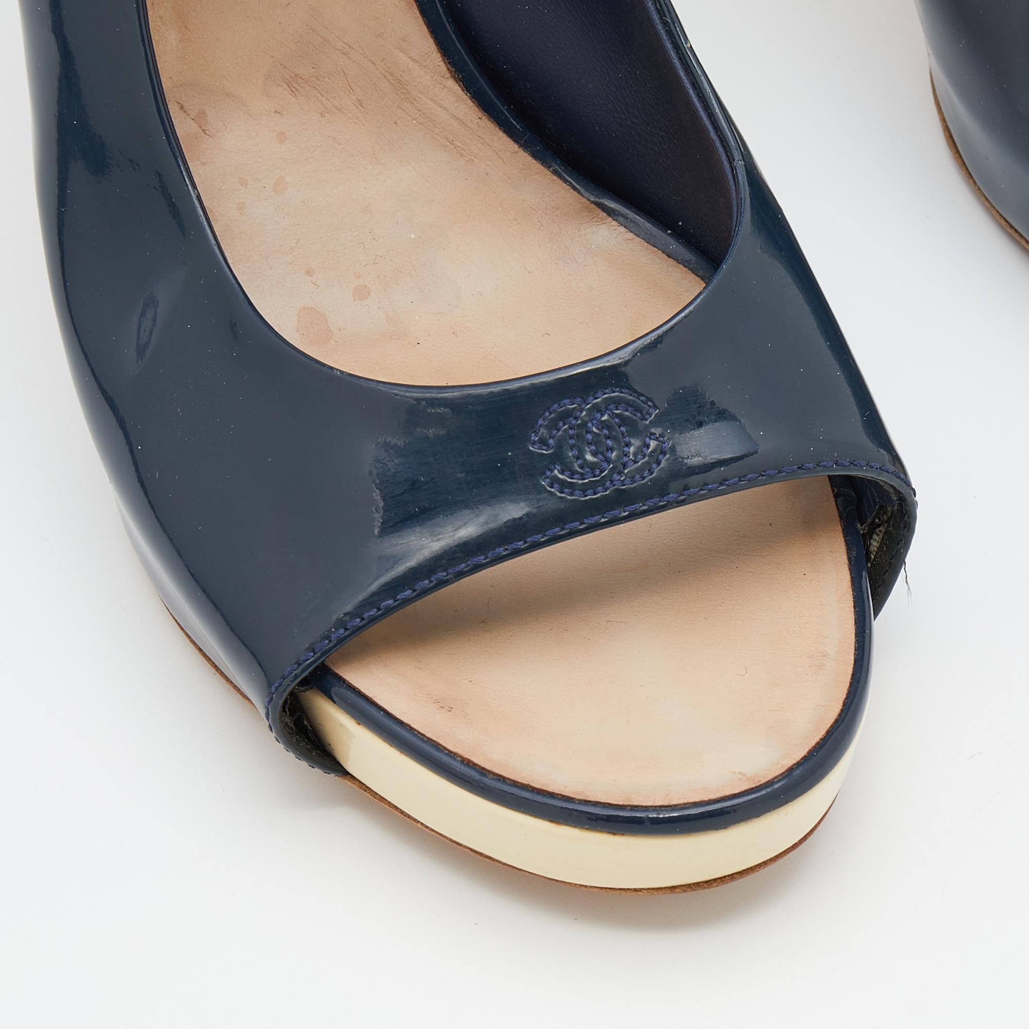 Chanel - Sandales à talons compensés à bout ouvert en cuir verni bleu marine, taille 41,5 en vente 1