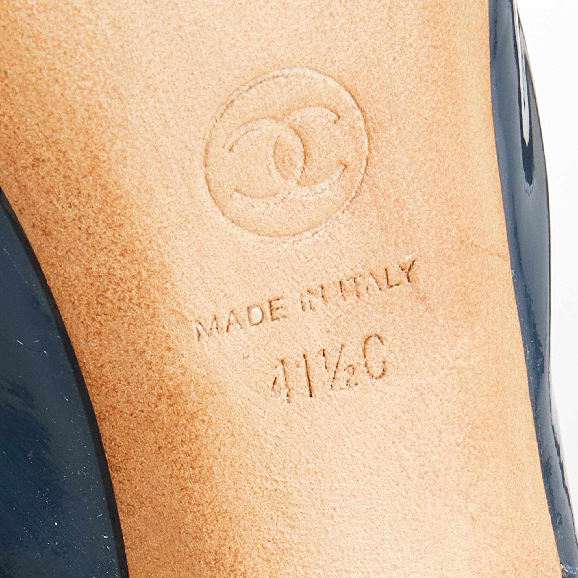 Chanel - Sandales à talons compensés à bout ouvert en cuir verni bleu marine, taille 41,5 en vente 2