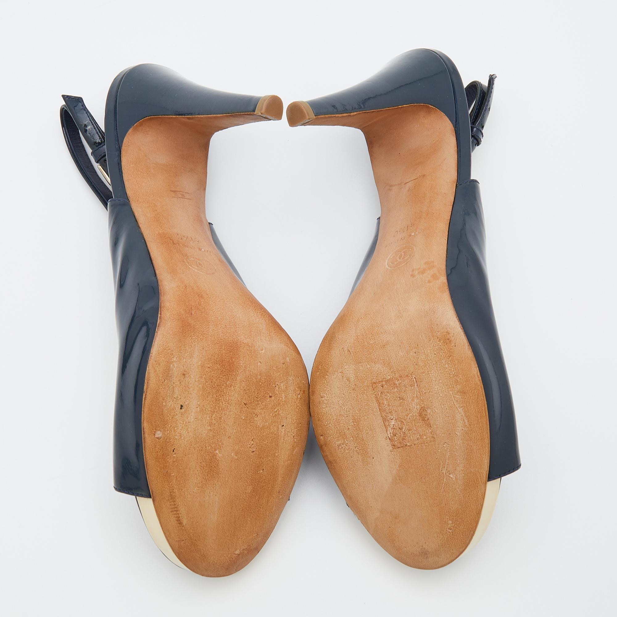 Women's Chanel Navy Blue Patent Leather CC Open Toe Platform Slingback Sandals Size 41.5 For Sale