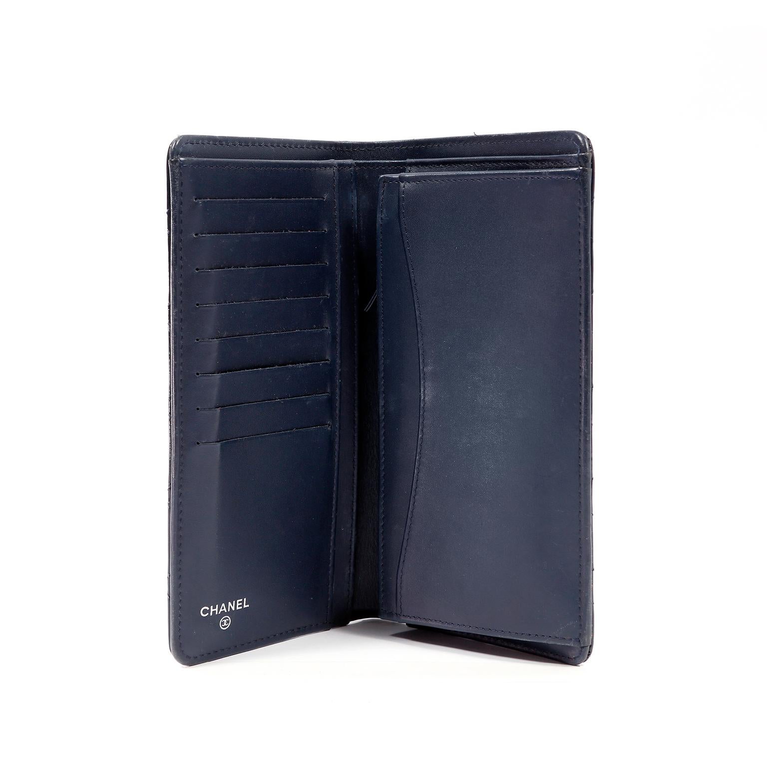Nero Portafoglio Chanel in pelle verniciata blu navy