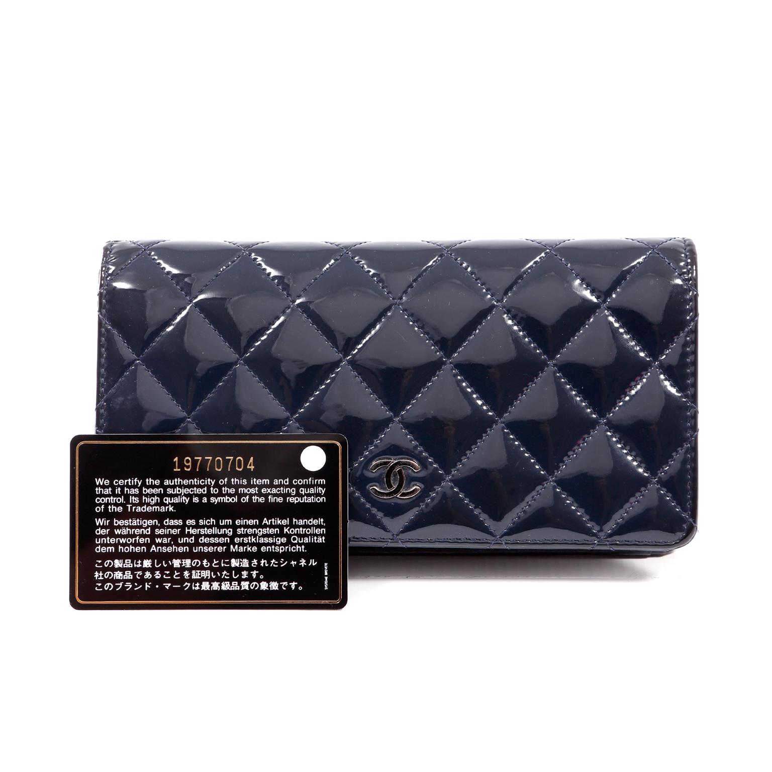 Portafoglio Chanel in pelle verniciata blu navy In condizioni ottime a Palm Beach, FL