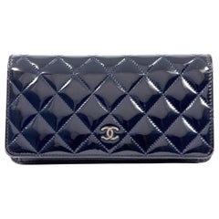Portafoglio Chanel in pelle verniciata blu navy