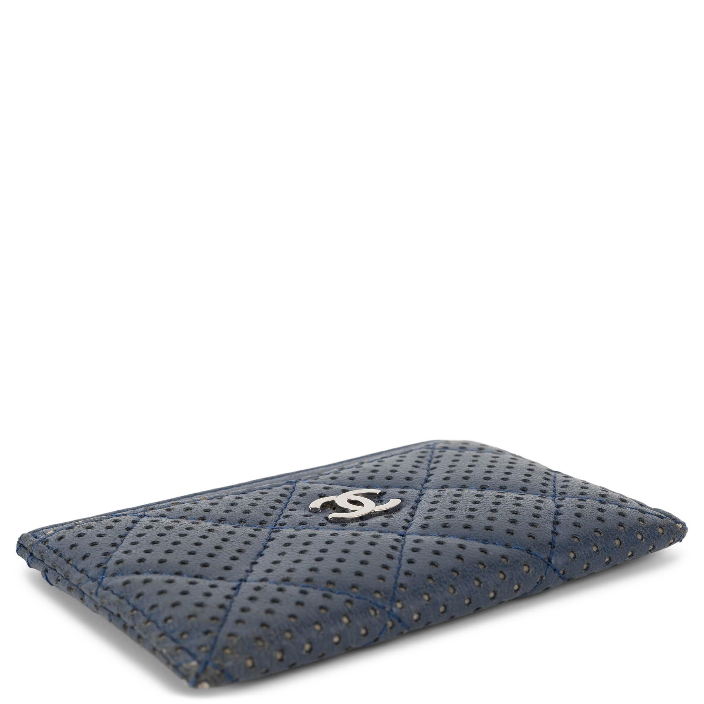 Nero Portafoglio Chanel in pelle PERFORATA blu navy in vendita