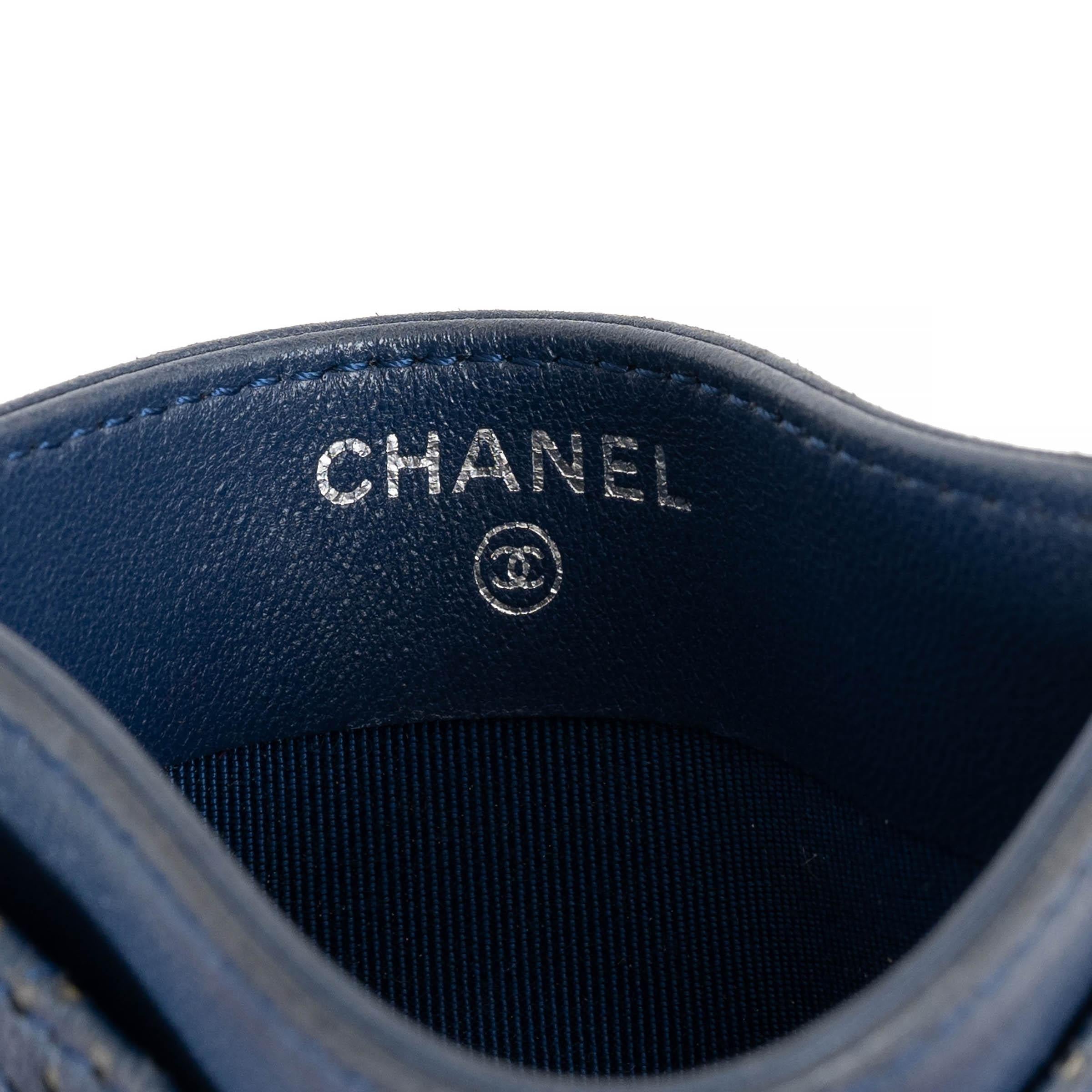 Portafoglio Chanel in pelle PERFORATA blu navy In condizioni discrete in vendita a Zürich, CH
