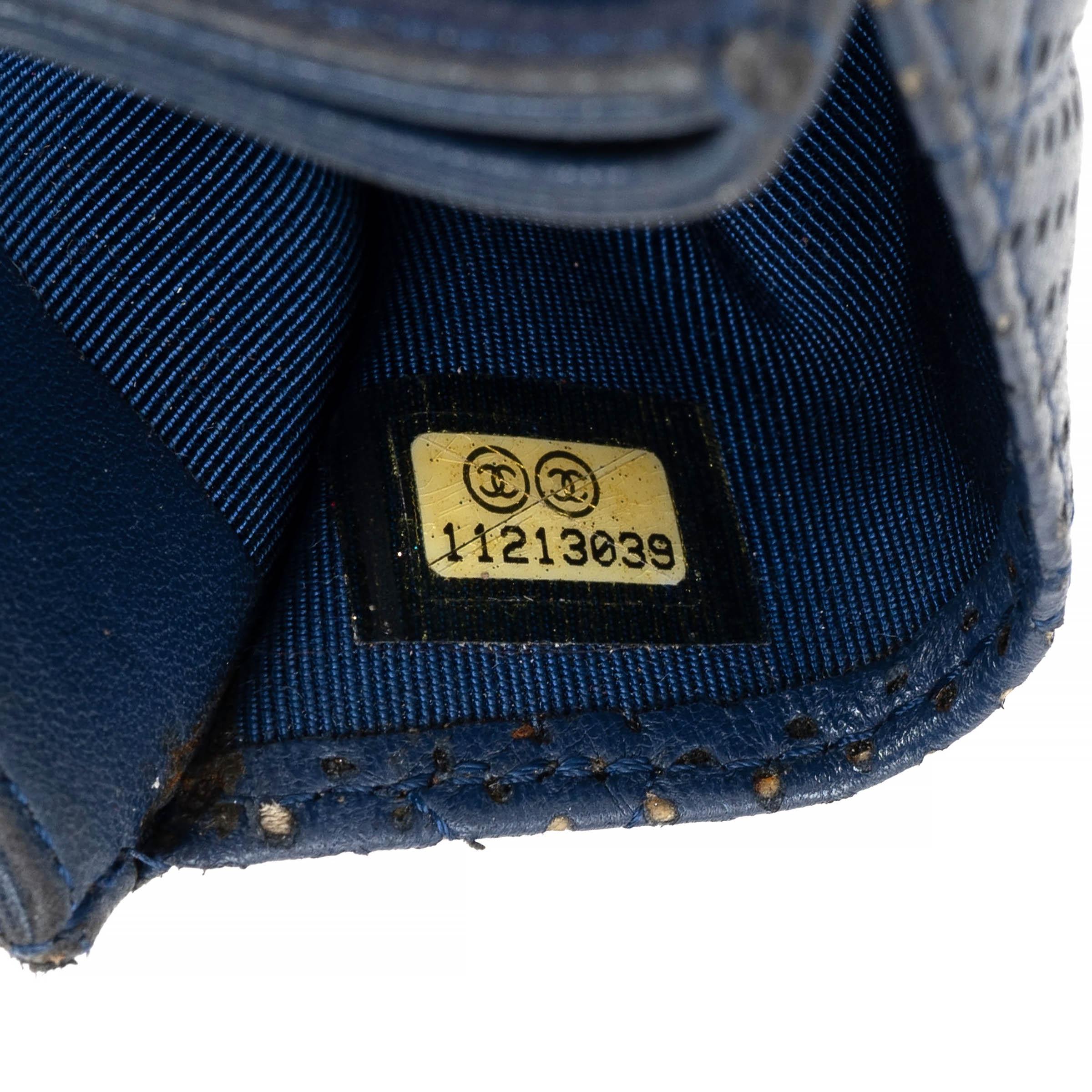 Donna Portafoglio Chanel in pelle PERFORATA blu navy in vendita
