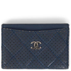 CHANEL Cartera de piel PERFORADA azul marino