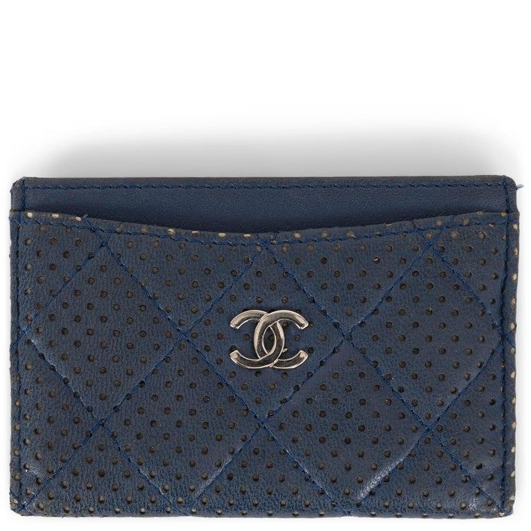 CHANEL Portefeuille CARD en cuir perforé bleu marine En vente