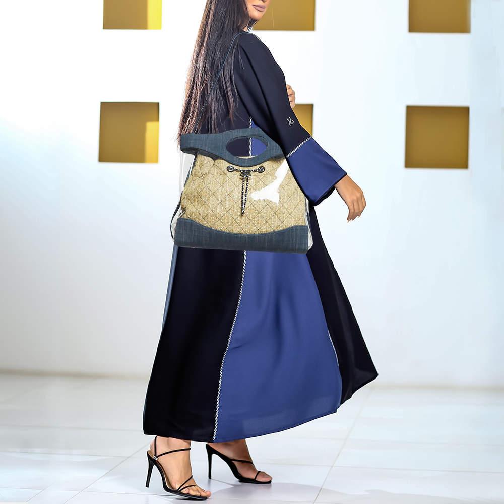 D'une qualité de fabrication irréprochable, ce sac à main Chanel a tout pour plaire. Cousu à la perfection, ce sac à main est fabriqué à partir de matériaux de première qualité afin qu'il dure éternellement. Avec les éléments de signature affichés