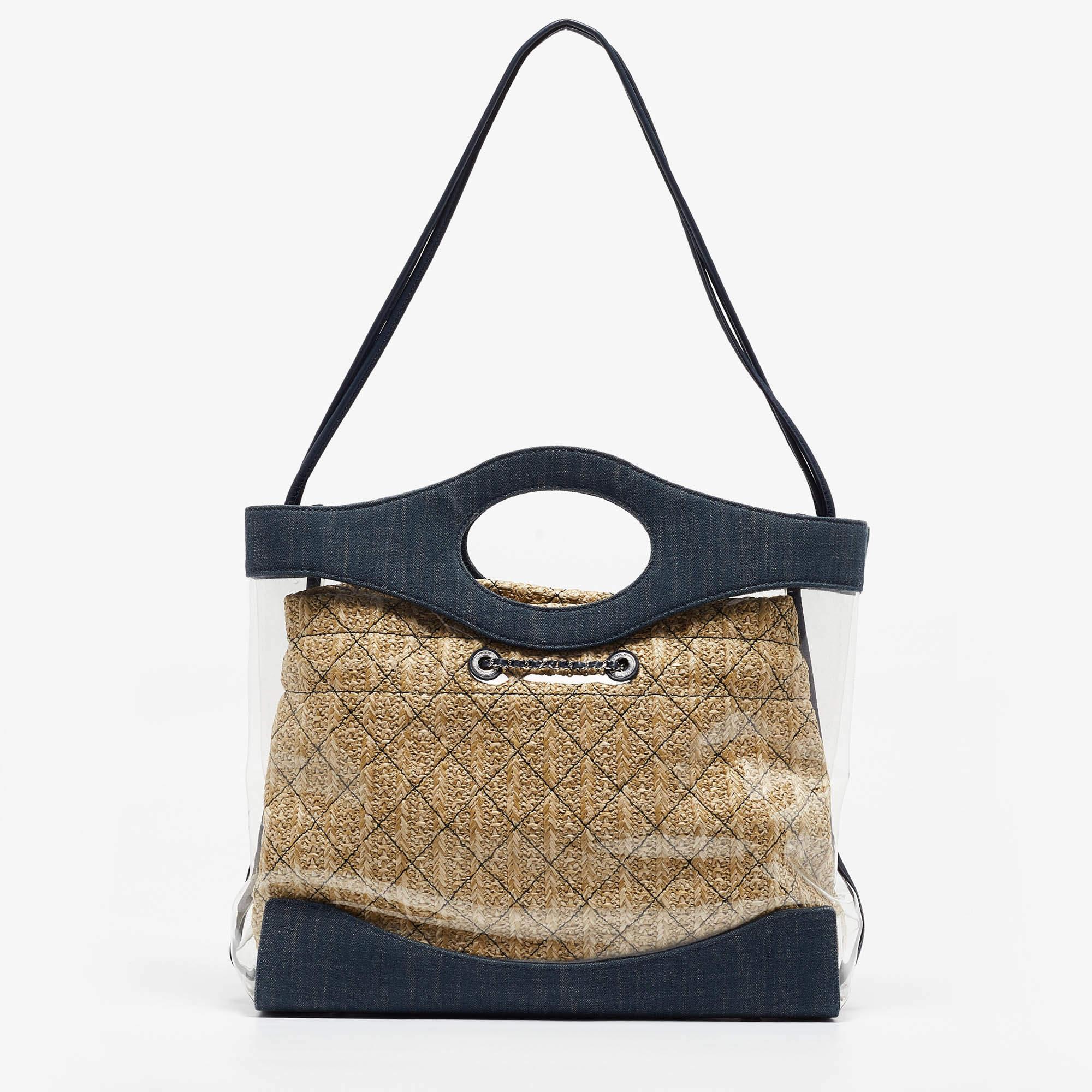 Sac shopping Chanel 31 bleu marine en PVC et denim Excellent état - En vente à Dubai, Al Qouz 2