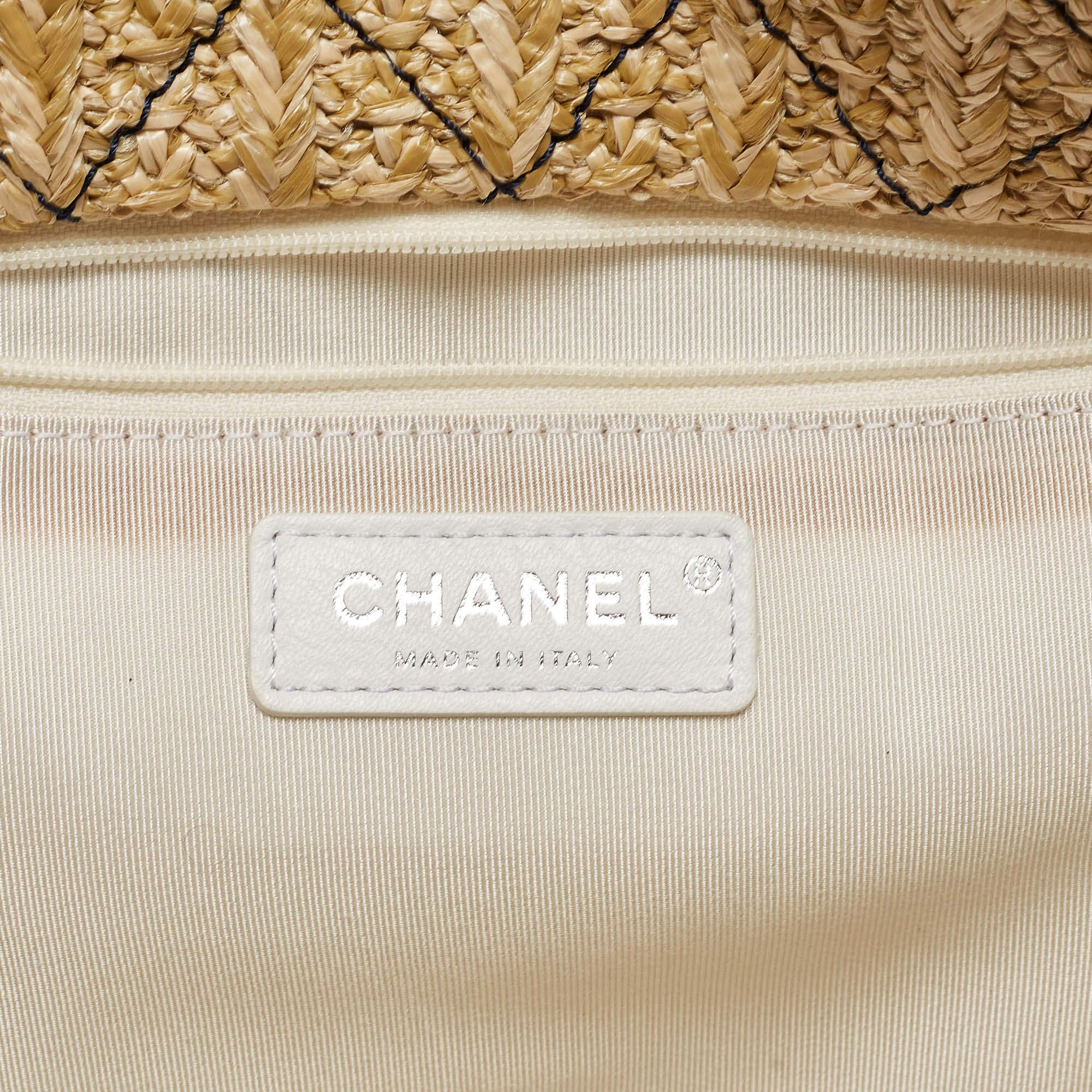 Sac shopping Chanel 31 bleu marine en PVC et denim en vente 3