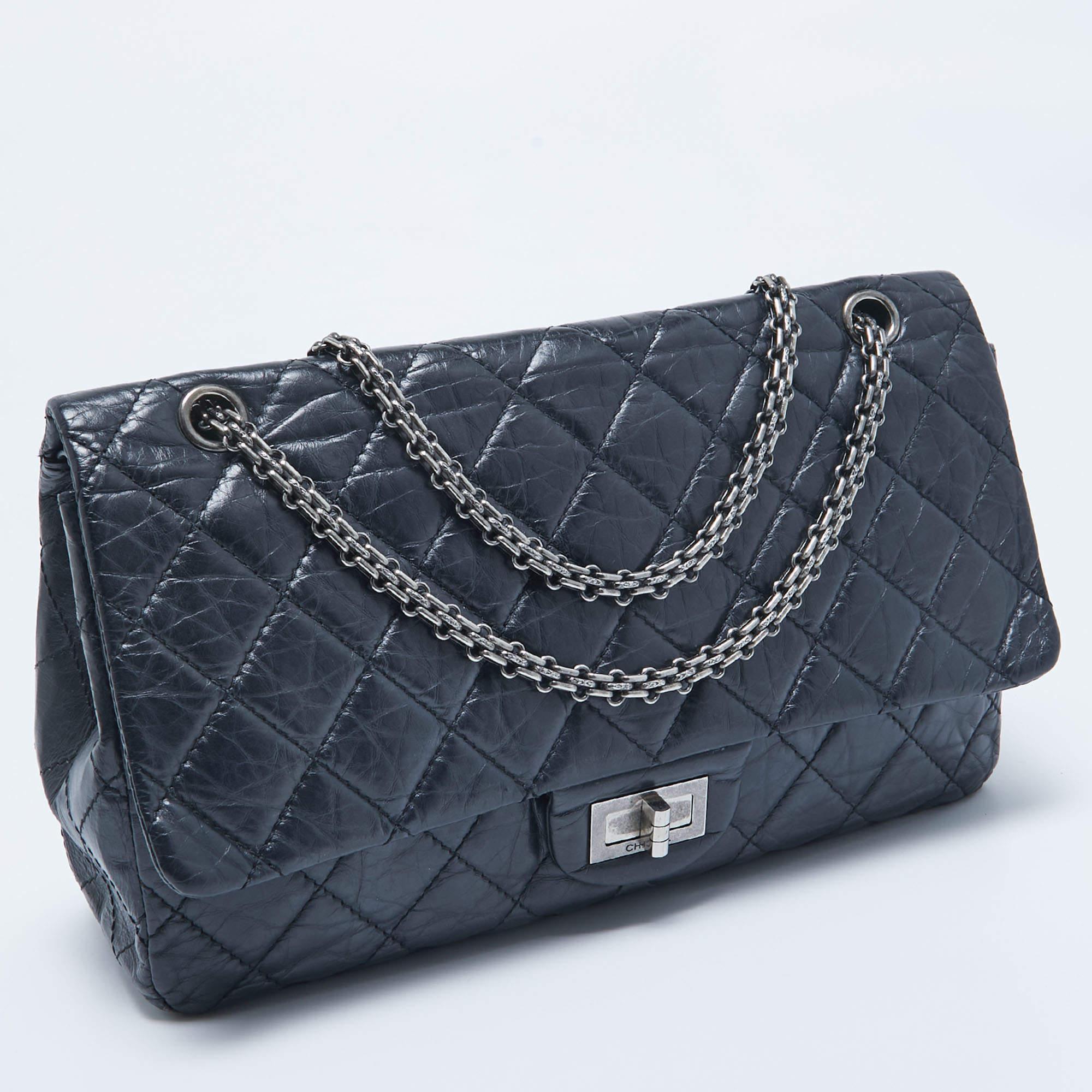 Noir Chanel sac à rabat bleu marine matelassé en cuir vieilli 227 réédition 2.55 en vente