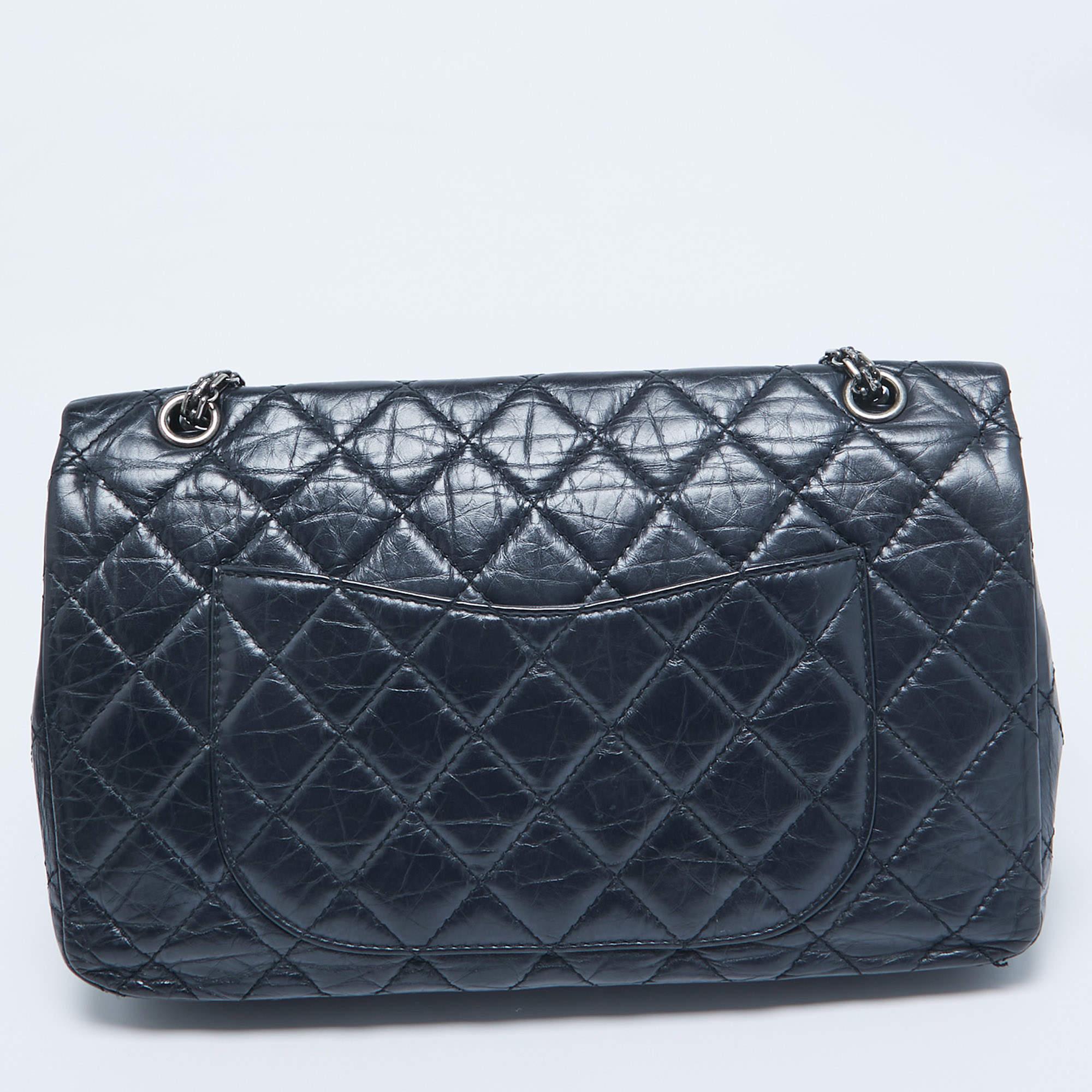 Chanel sac à rabat bleu marine matelassé en cuir vieilli 227 réédition 2.55 Bon état - En vente à Dubai, Al Qouz 2