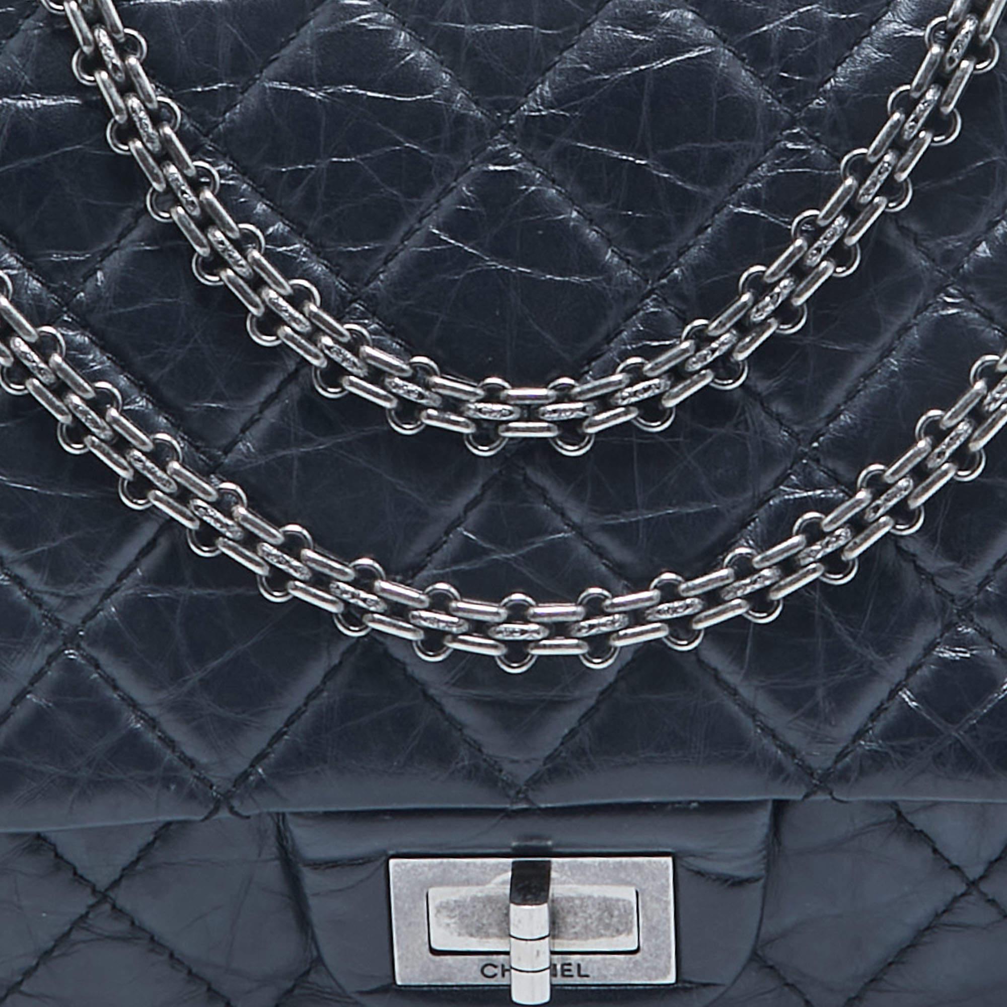 Chanel sac à rabat bleu marine matelassé en cuir vieilli 227 réédition 2.55 Pour femmes en vente