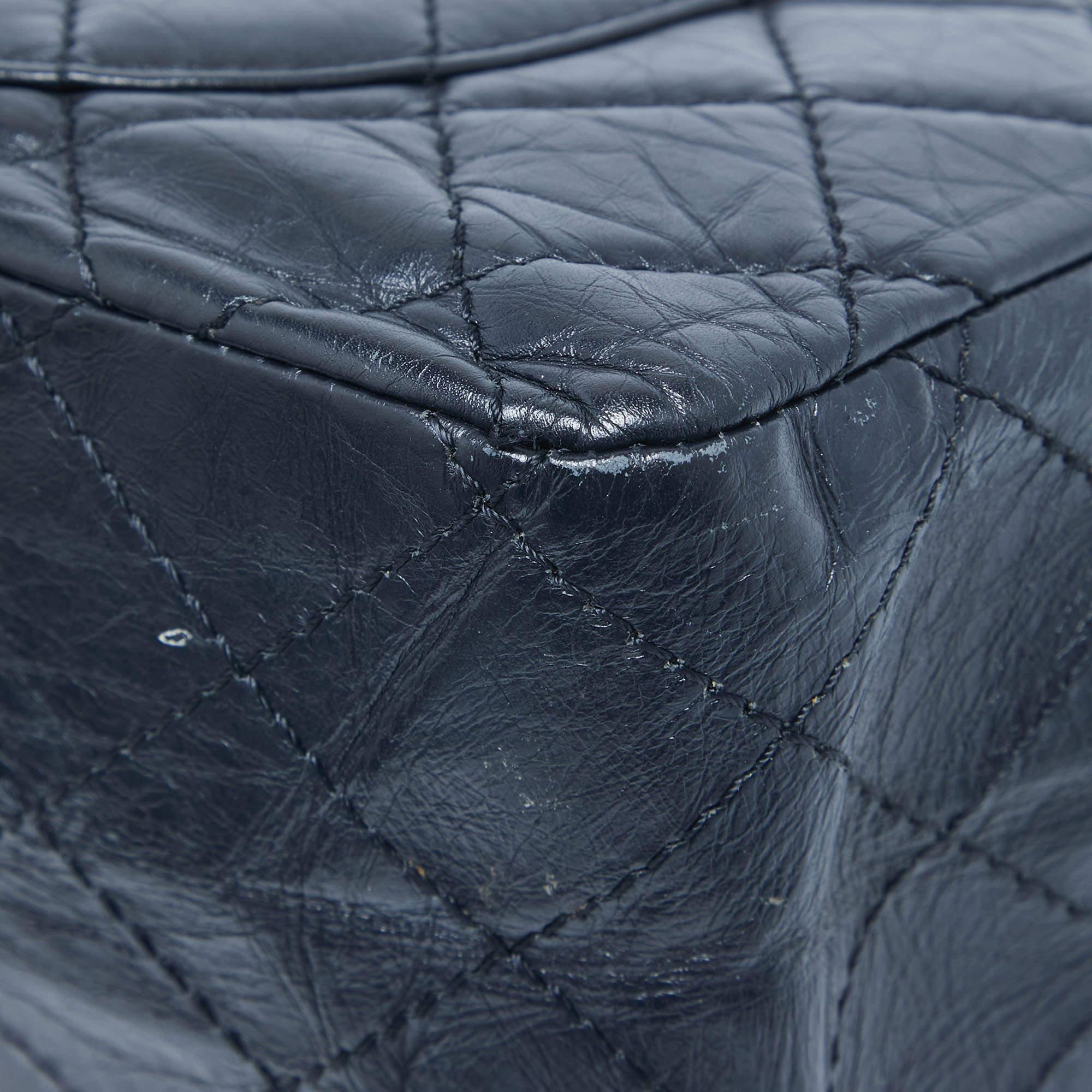 Chanel sac à rabat bleu marine matelassé en cuir vieilli 227 réédition 2.55 en vente 1