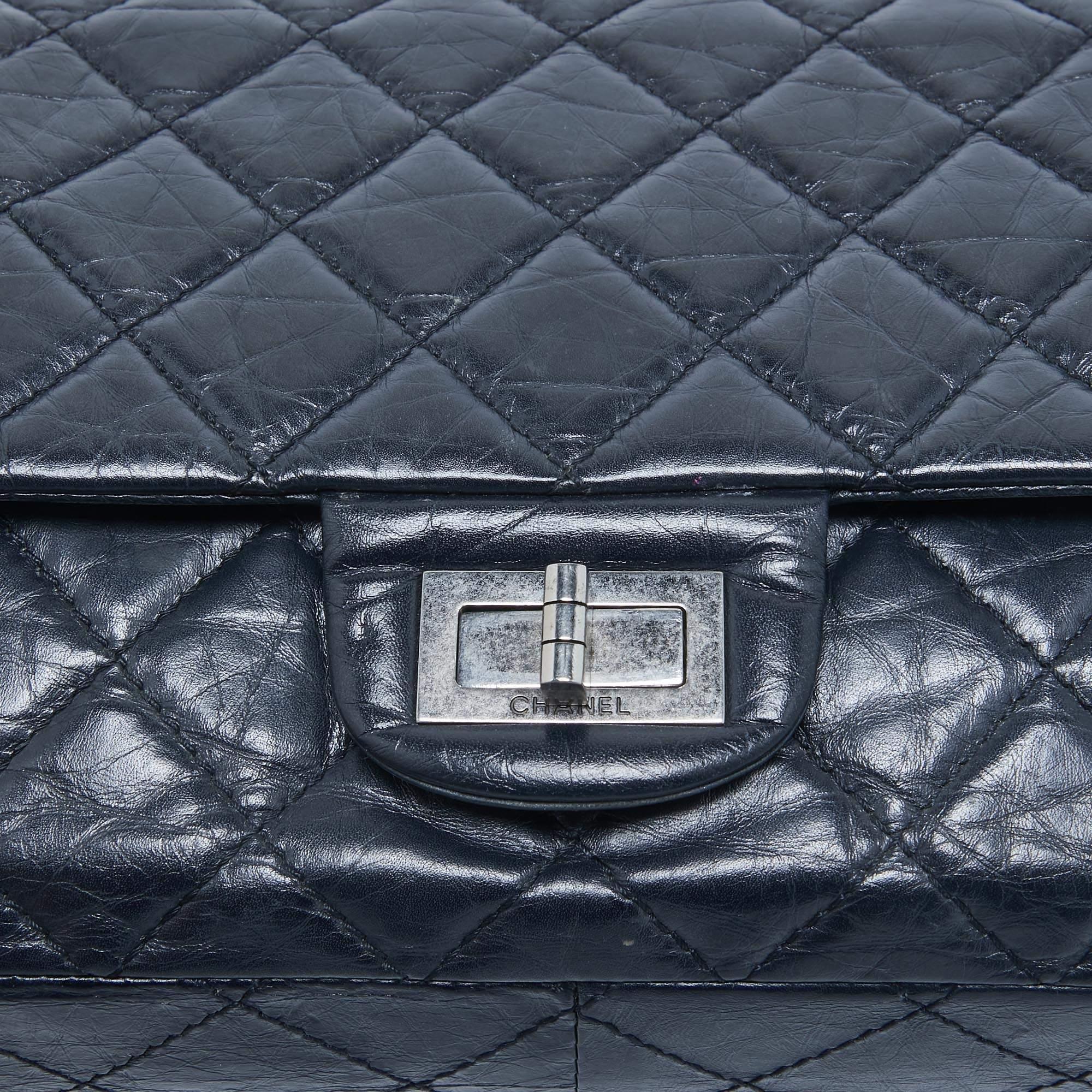 Chanel sac à rabat bleu marine matelassé en cuir vieilli 227 réédition 2.55 en vente 2