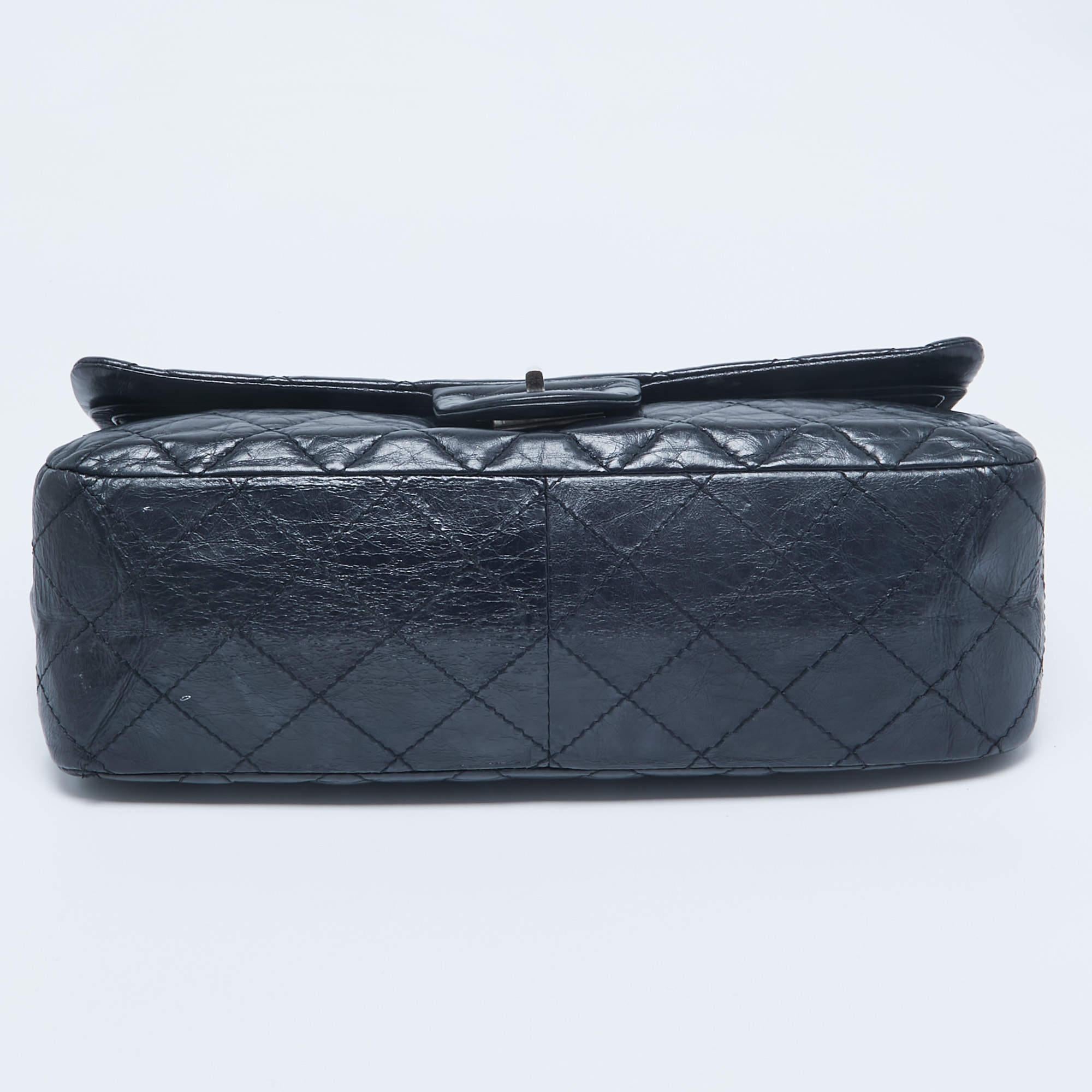 Chanel sac à rabat bleu marine matelassé en cuir vieilli 227 réédition 2.55 en vente 3