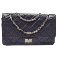 Chanel sac à rabat bleu marine matelassé en cuir vieilli 227 réédition 2.55