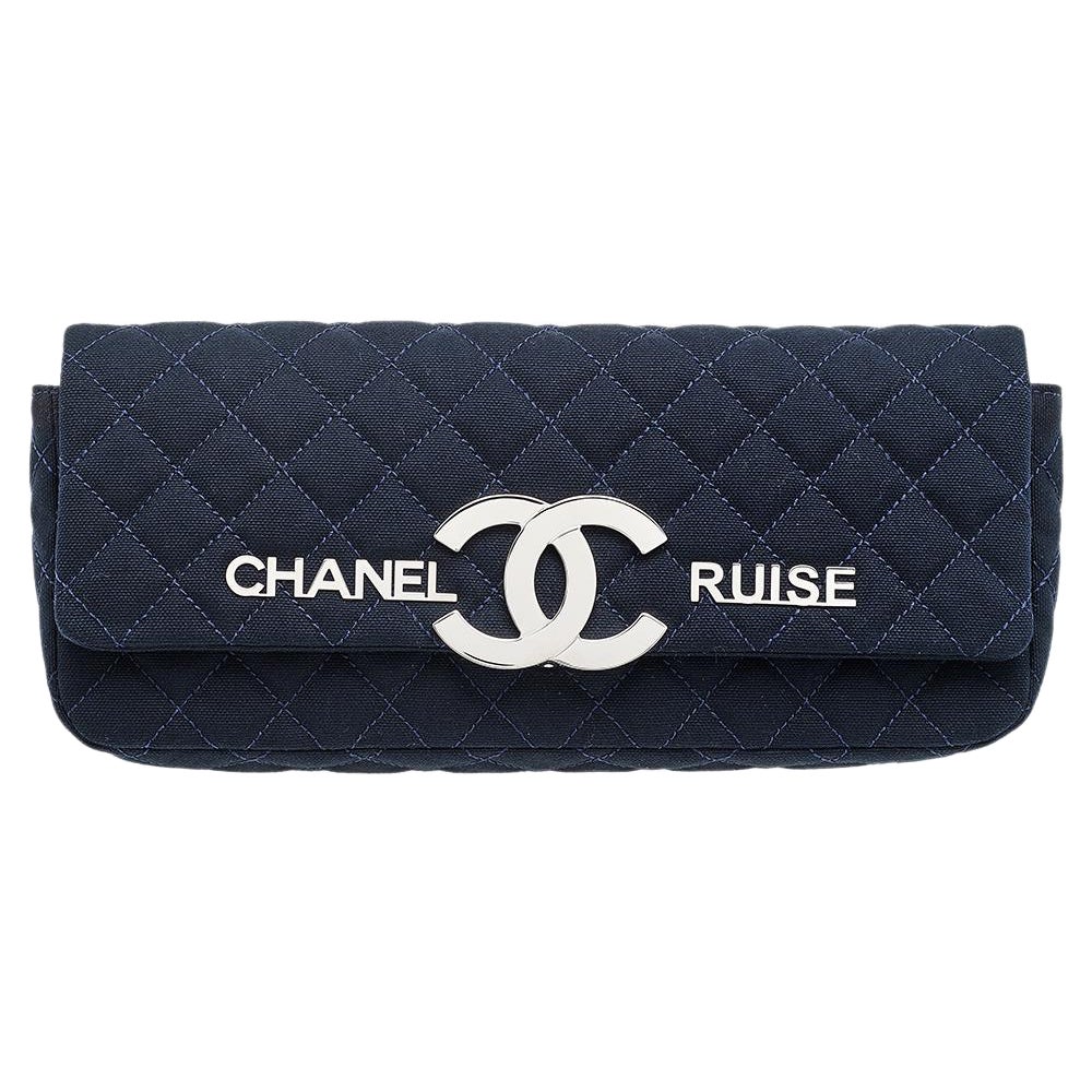 Chanel Marineblaue Clutch aus gestepptem Segeltuch CC Cruise Klappe