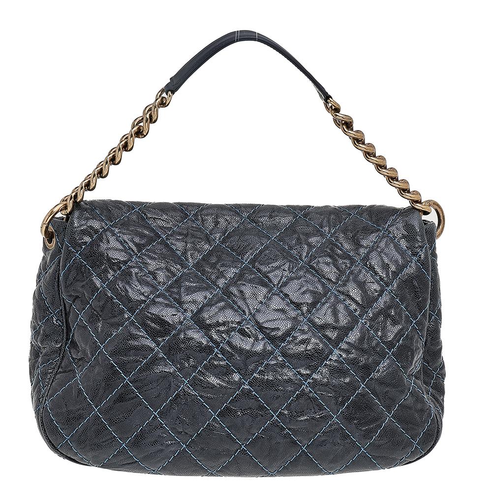 This casual-chic messenger bag by Chanel makes a perfect everyday bag. Made from glazed caviar leather, this navy blue bag comes with a chunky chain and leather handle, a flap with an interlocking C logo, and gold-tone hardware. The fabric-lined
