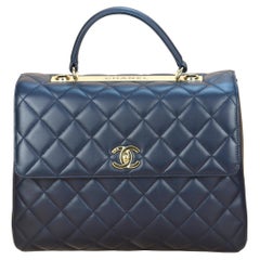 CHANEL - Grand sac à rabat tendance CC en cuir d'agneau matelassé bleu marine avec poignée supérieure