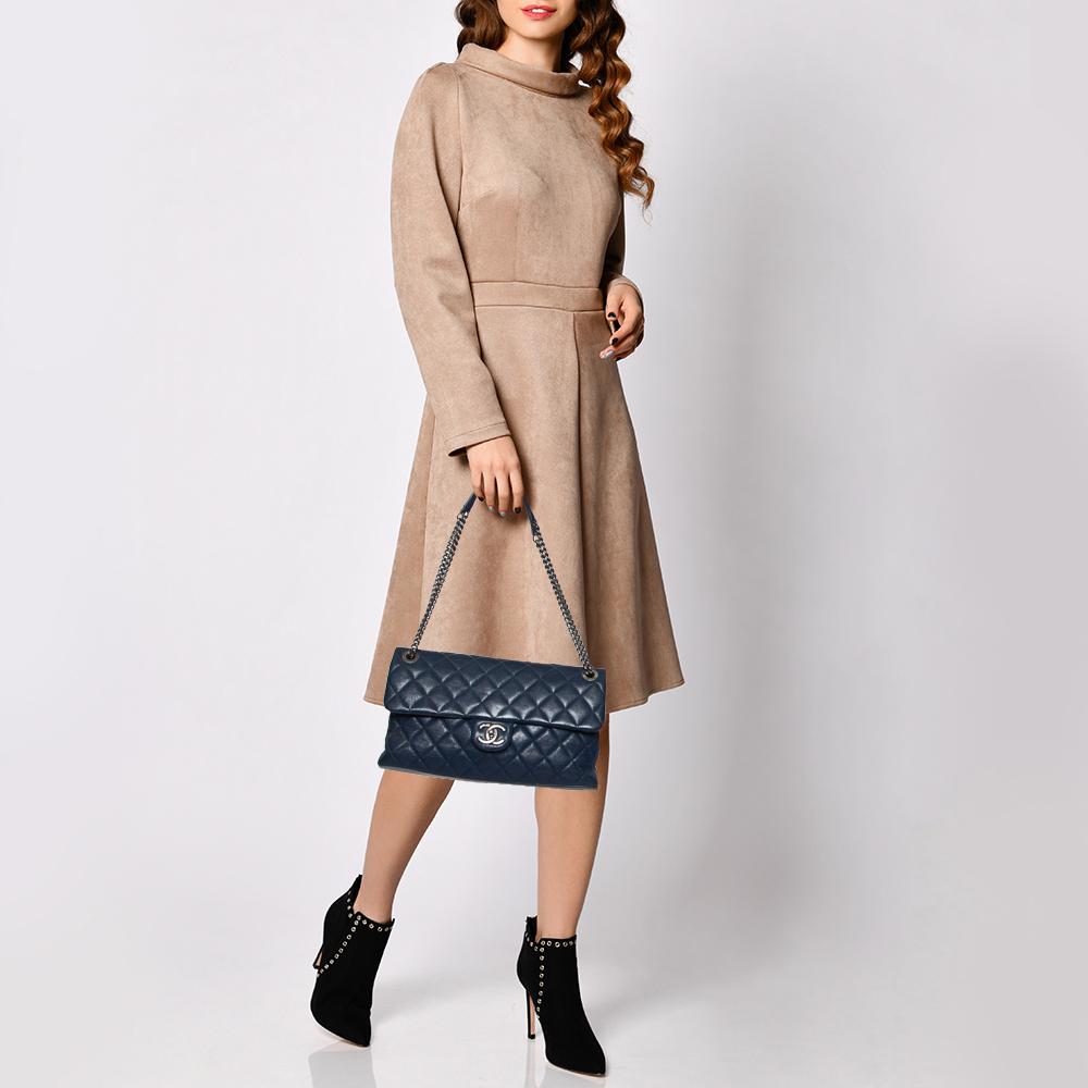Saison für Saison schafft Chanel Meisterwerke:: die immer wieder aufs Neue beeindrucken. Diese 31 Rue Cambon Überschlagtasche ist eine absolute Schönheit. Die Tasche ist aus marineblauem:: gestepptem Leder gefertigt und mit Ketten- und Ledergriffen