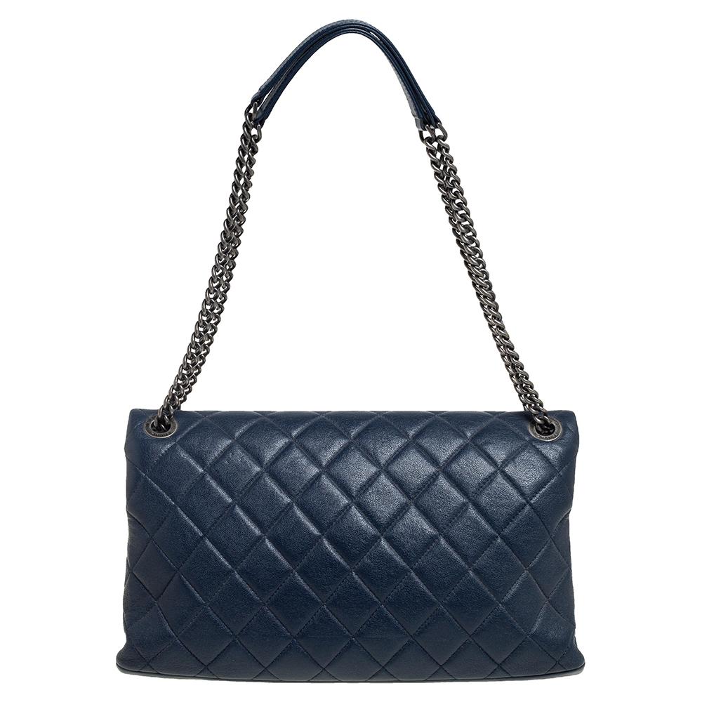 Creating masterpieces season after season, Chanel never fails to impress. This 31 Rue Cambon flap bag is an absolute beauty. Made from navy blue quilted leather, its exterior is designed with chain and leather handles. Featuring the iconic CC