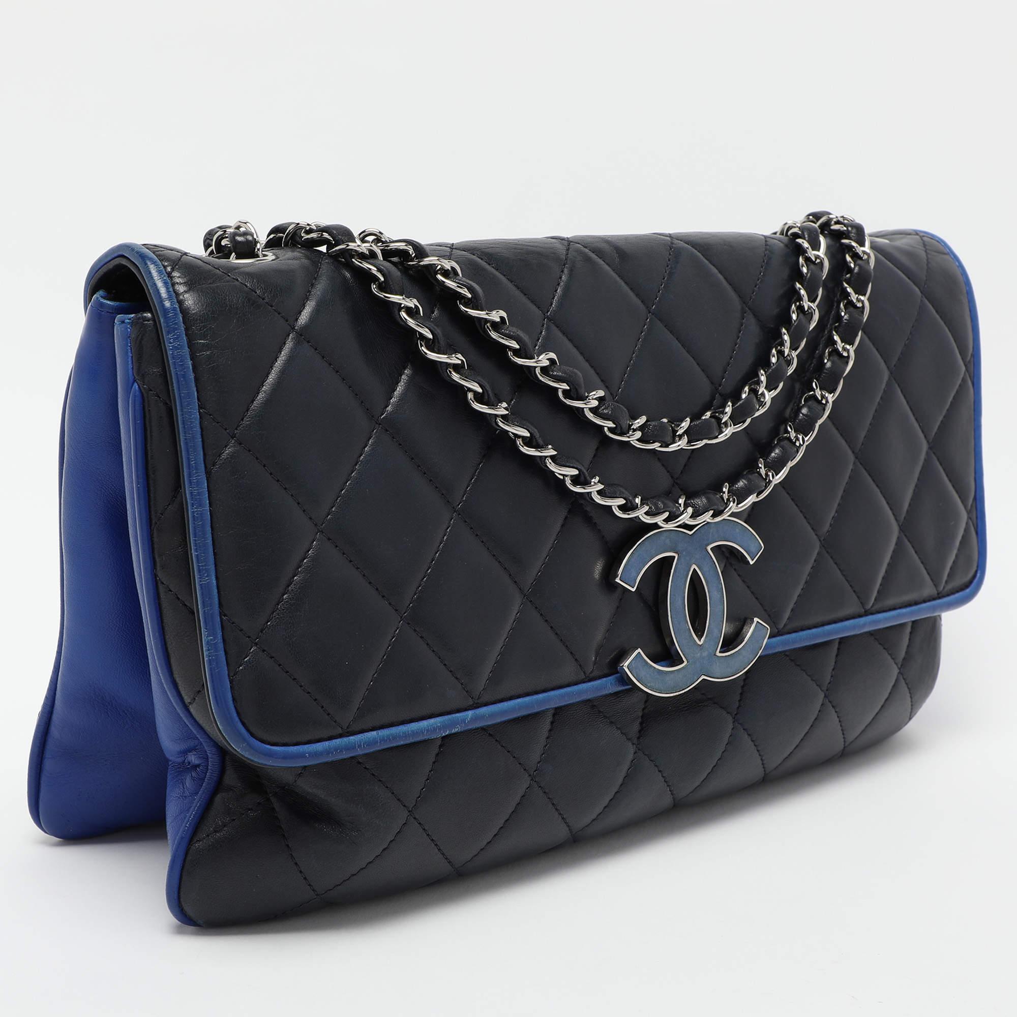 Noir Chanel Divine sac à rabat en cuir matelassé bleu marine en vente