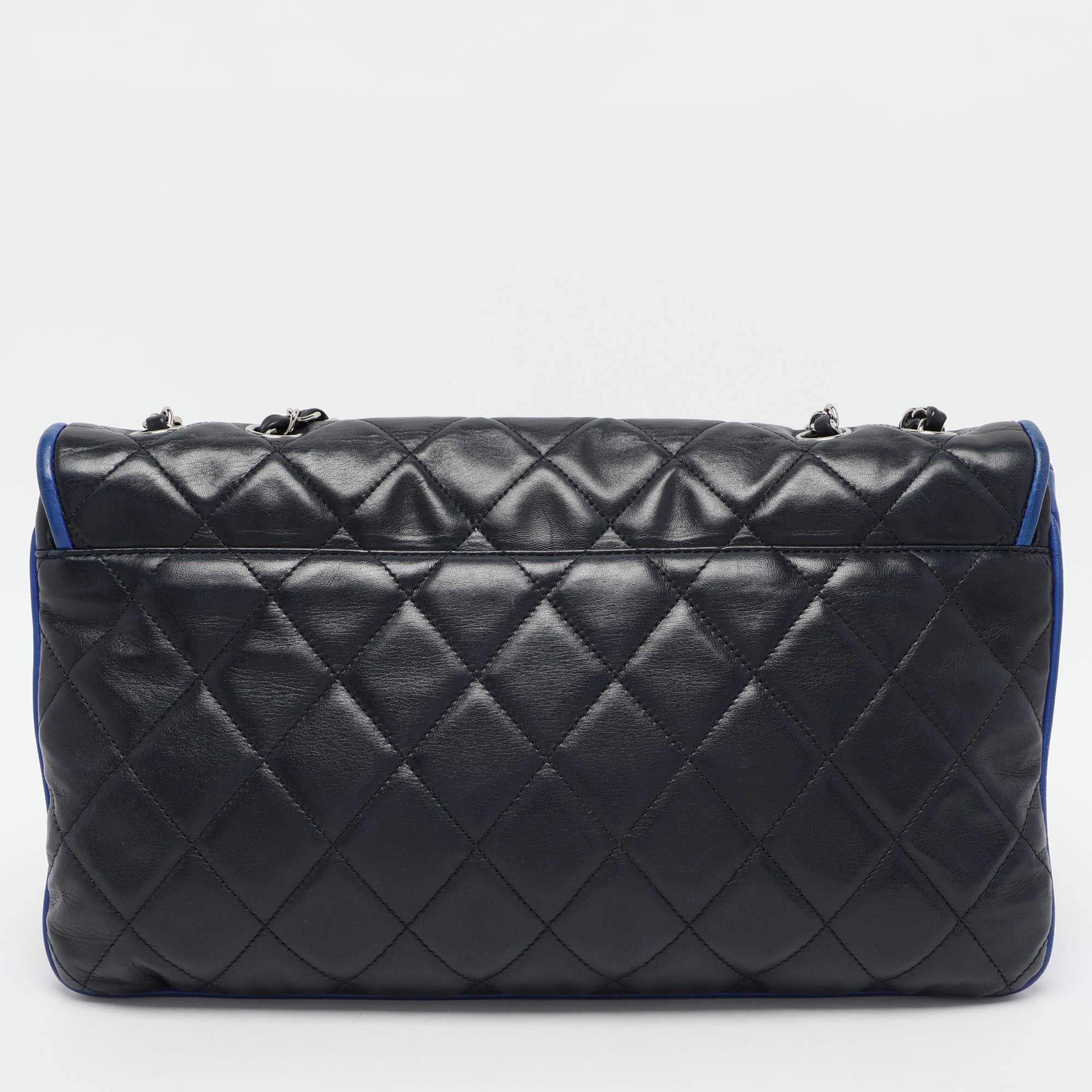 Chanel Divine sac à rabat en cuir matelassé bleu marine Bon état - En vente à Dubai, Al Qouz 2