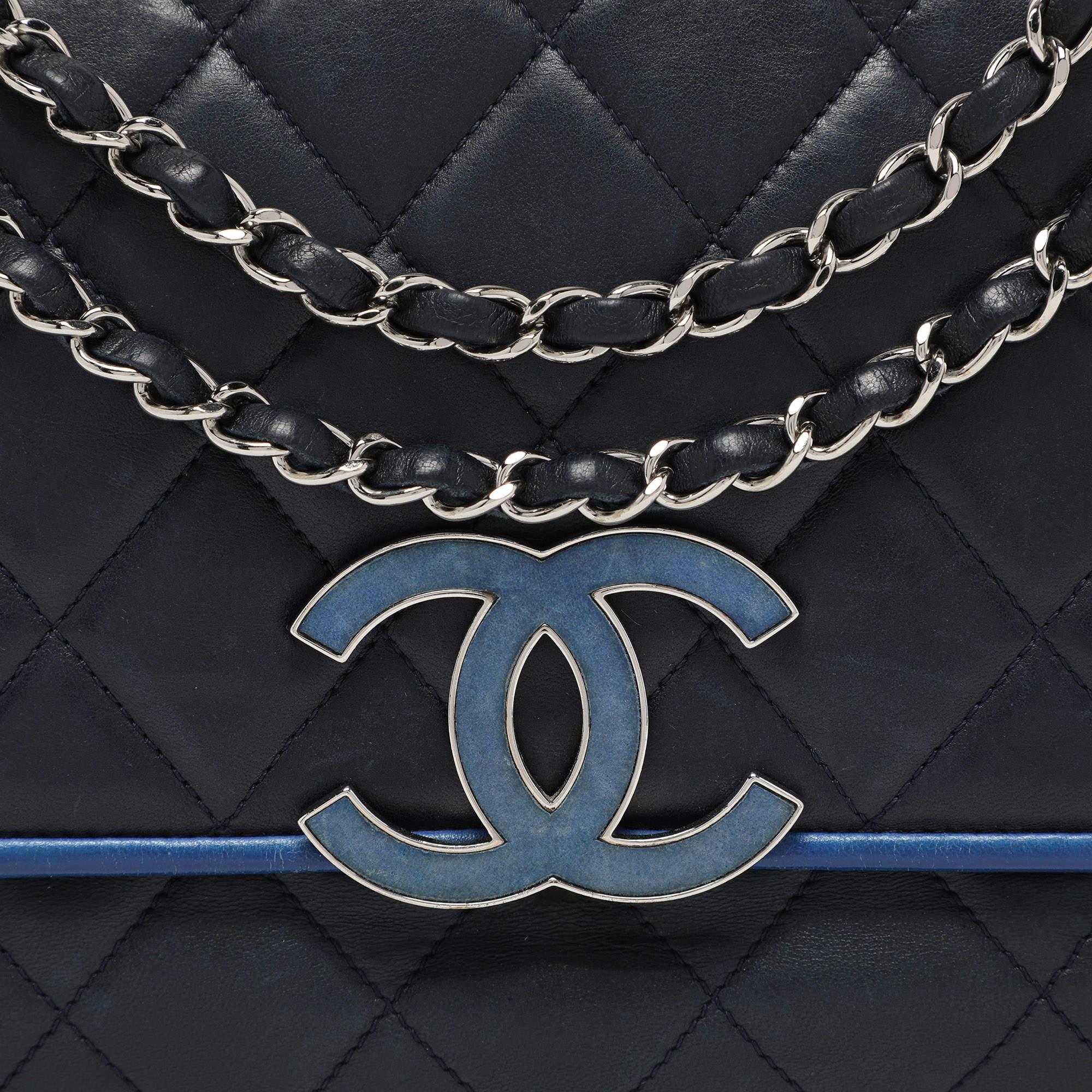 Chanel Divine sac à rabat en cuir matelassé bleu marine Pour femmes en vente