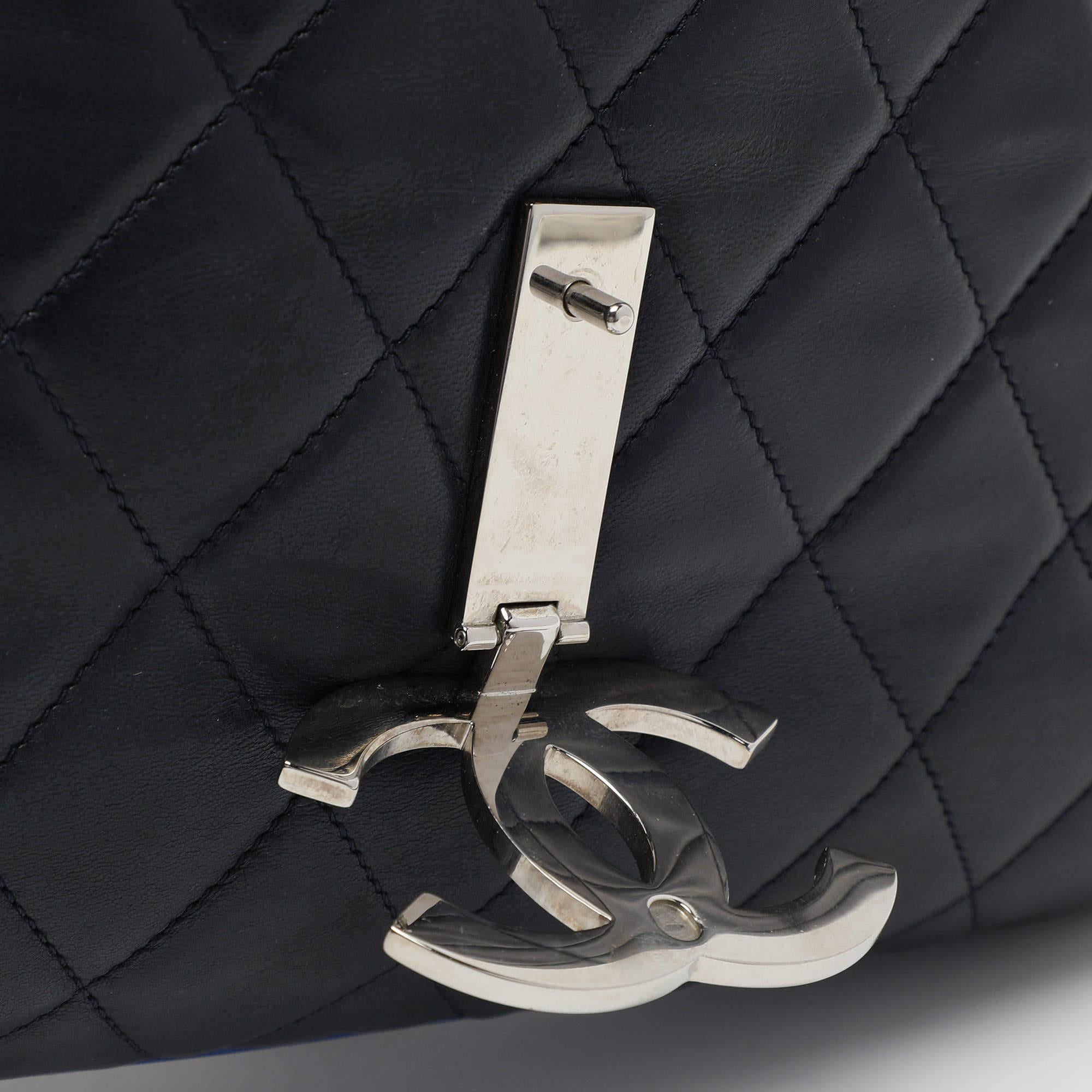 Chanel Divine sac à rabat en cuir matelassé bleu marine en vente 1