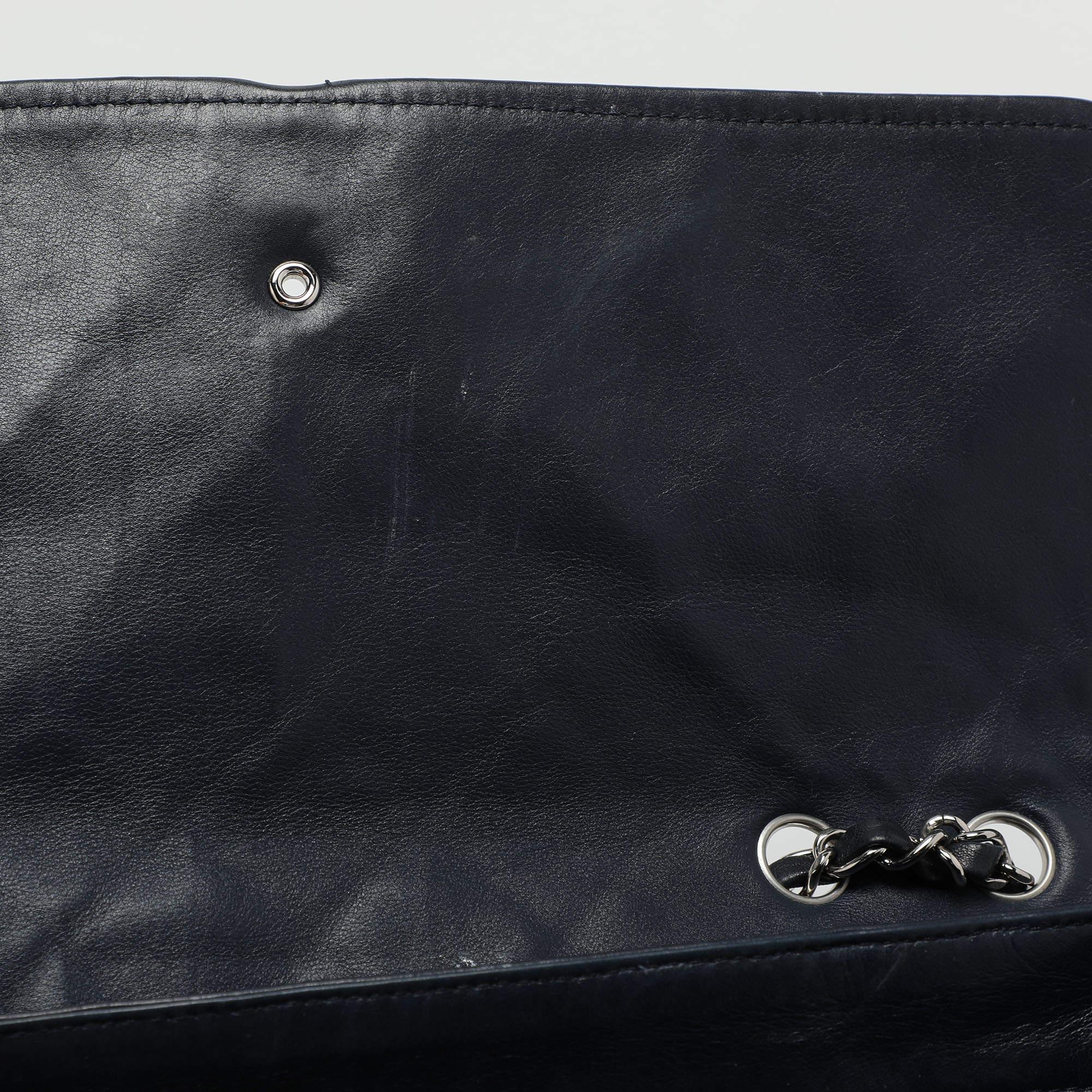 Chanel Divine sac à rabat en cuir matelassé bleu marine en vente 2