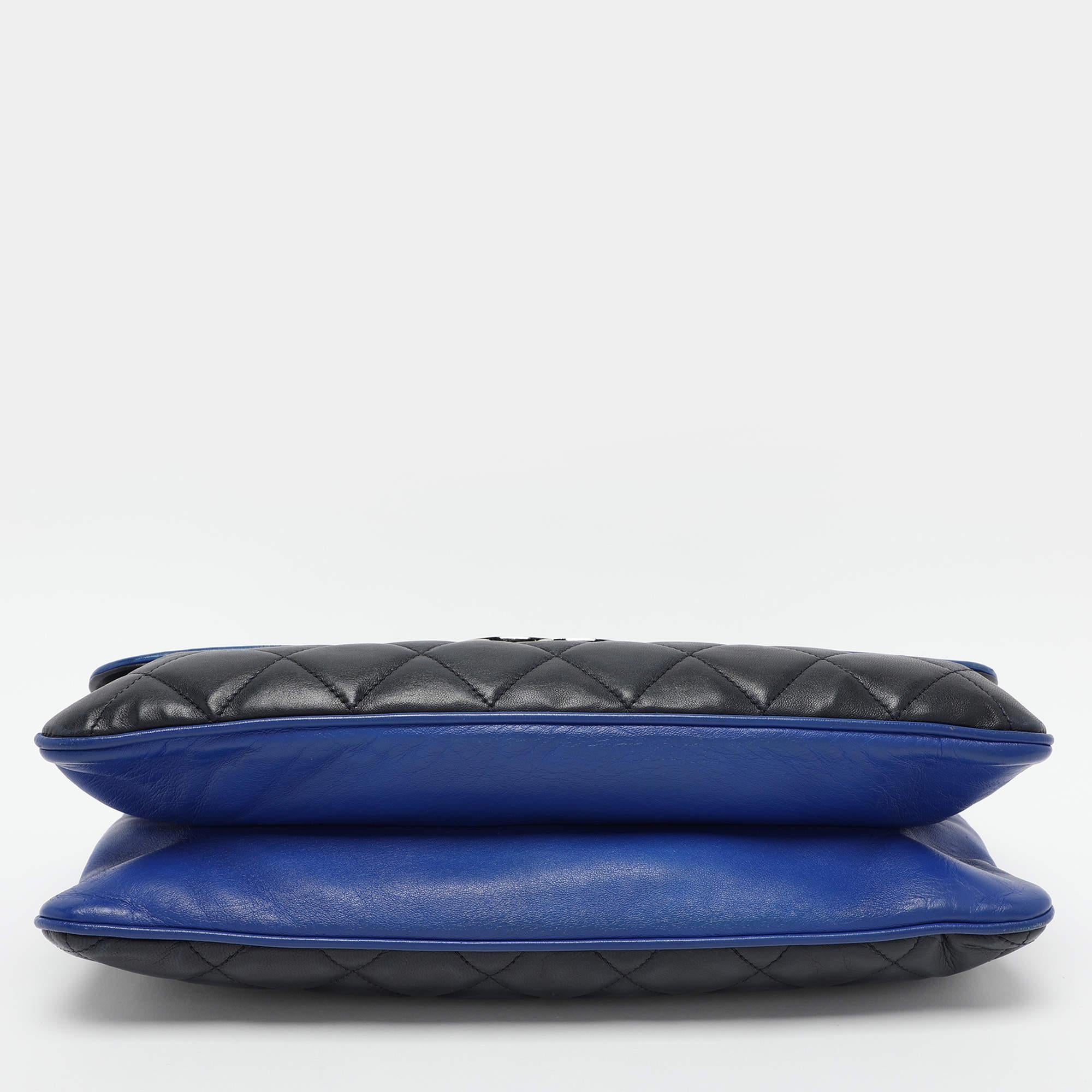Chanel Divine sac à rabat en cuir matelassé bleu marine en vente 3