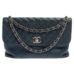 Chanel Marineblaue gesteppte In-The-Business-Klappentasche aus Leder