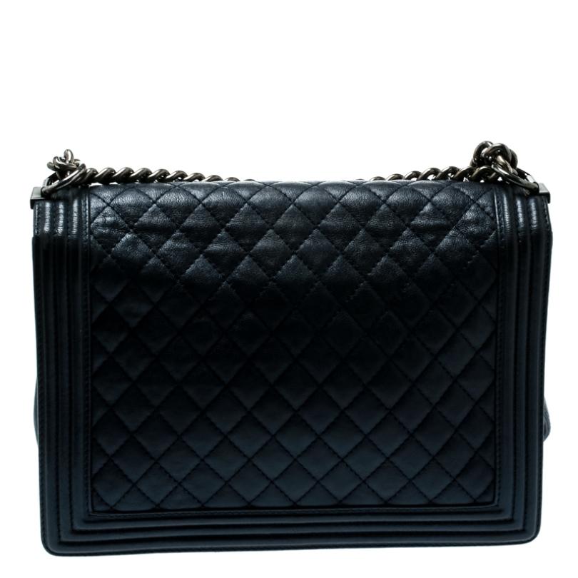 Every Chanel creation deserves to be etched with honour in the history of fashion as they carry irreplaceable style. Like this stunner of a Boy Flap that has been exquisitely crafted from leather. It does not only bring a navy blue shade but also