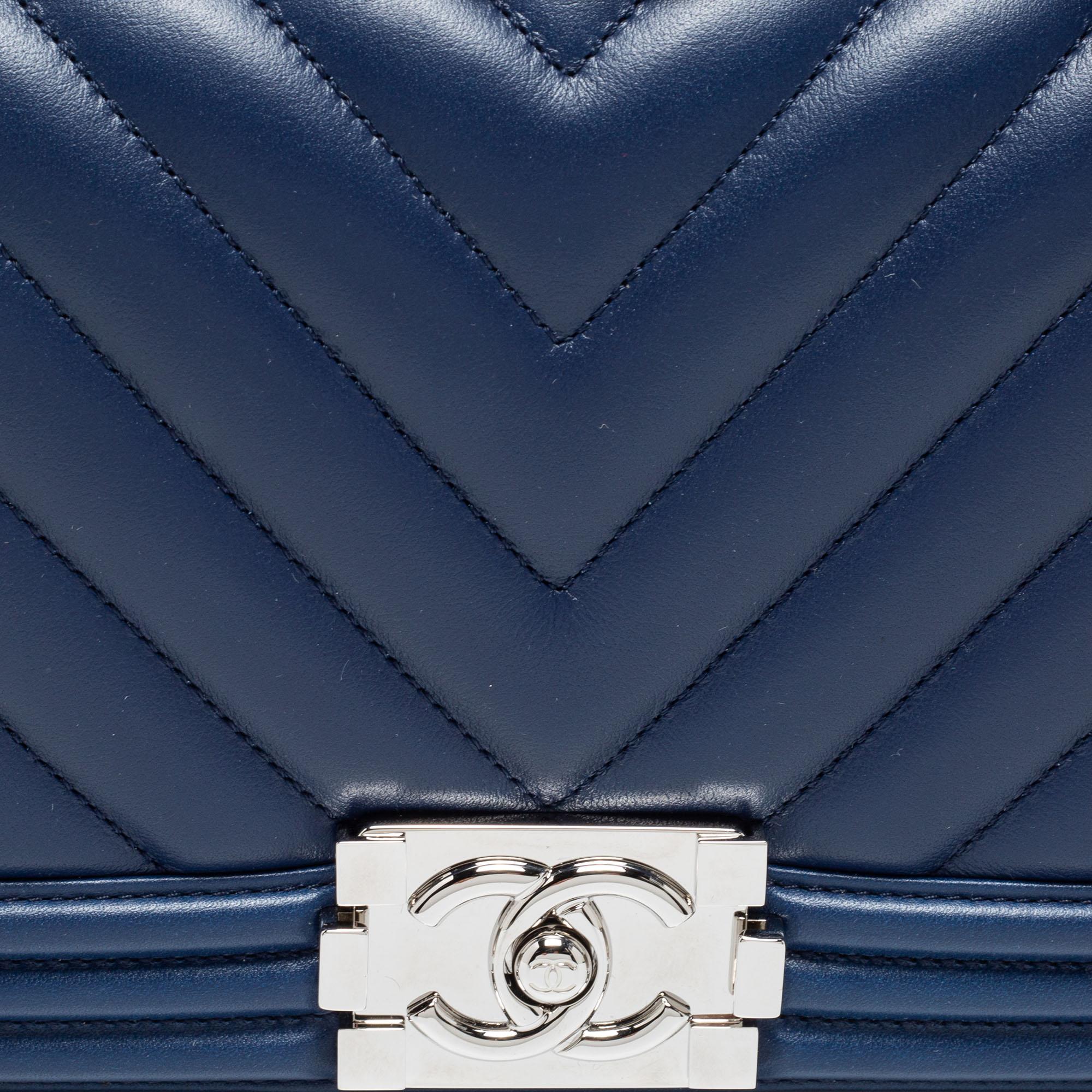 Chanel Navy Blue Quilted Leather Medium Boy Flap Bag In Excellent Condition In Dubai, Al Qouz 2