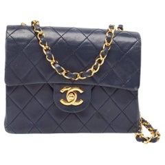 Chanel mini sac à rabat carré vintage en cuir matelassé bleu marine