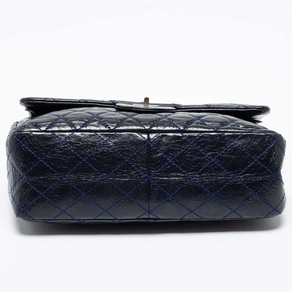 Chanel - Sac à double rabat Reissue 2.55 Classic 227 en cuir matelassé bleu marine Excellent état - En vente à London, GB