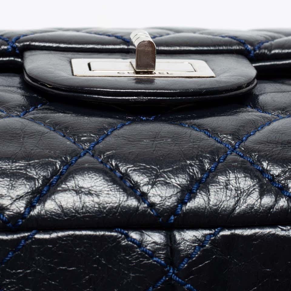 Chanel - Sac à double rabat Reissue 2.55 Classic 227 en cuir matelassé bleu marine en vente 1