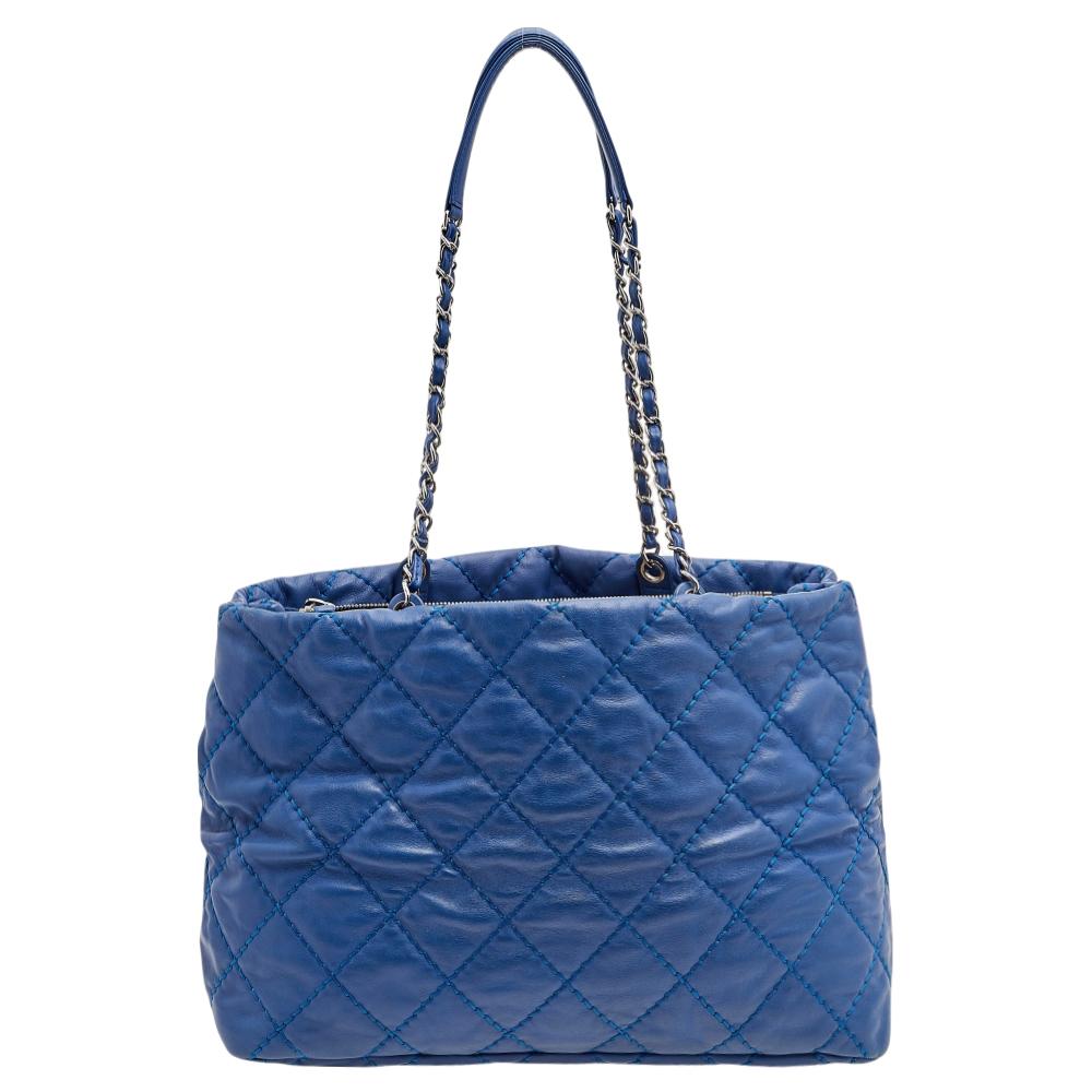 This Chanel tote is a fine piece that will never go out of style. The bag is made from quilted leather and detailed with silver-tone hardware. This bag is designed to easily fit your belongings. You can parade it via the two top handles.

