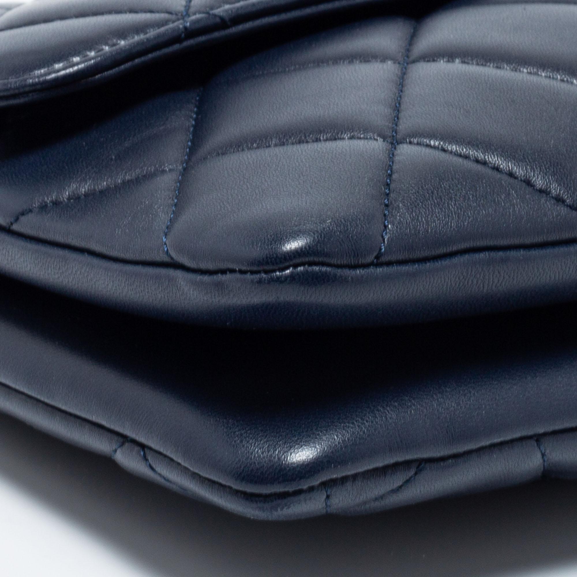 Chanel Navy Blue Quilted Leather Trendy CC Flap Bag In Good Condition In Dubai, Al Qouz 2