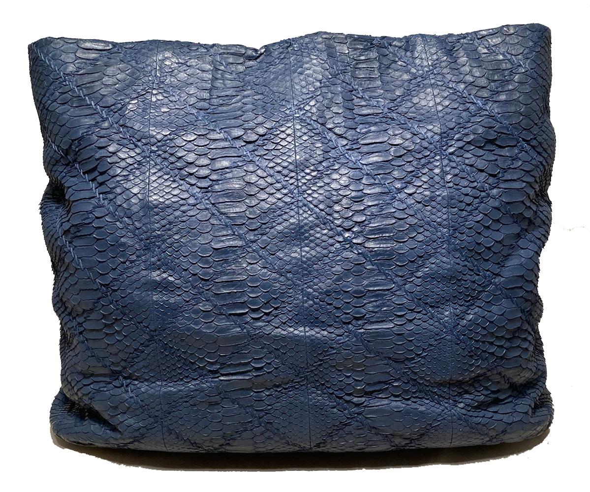 Noir Chanel - Fourre-tout en peau de serpent matelassée matelassée bleu marine en vente