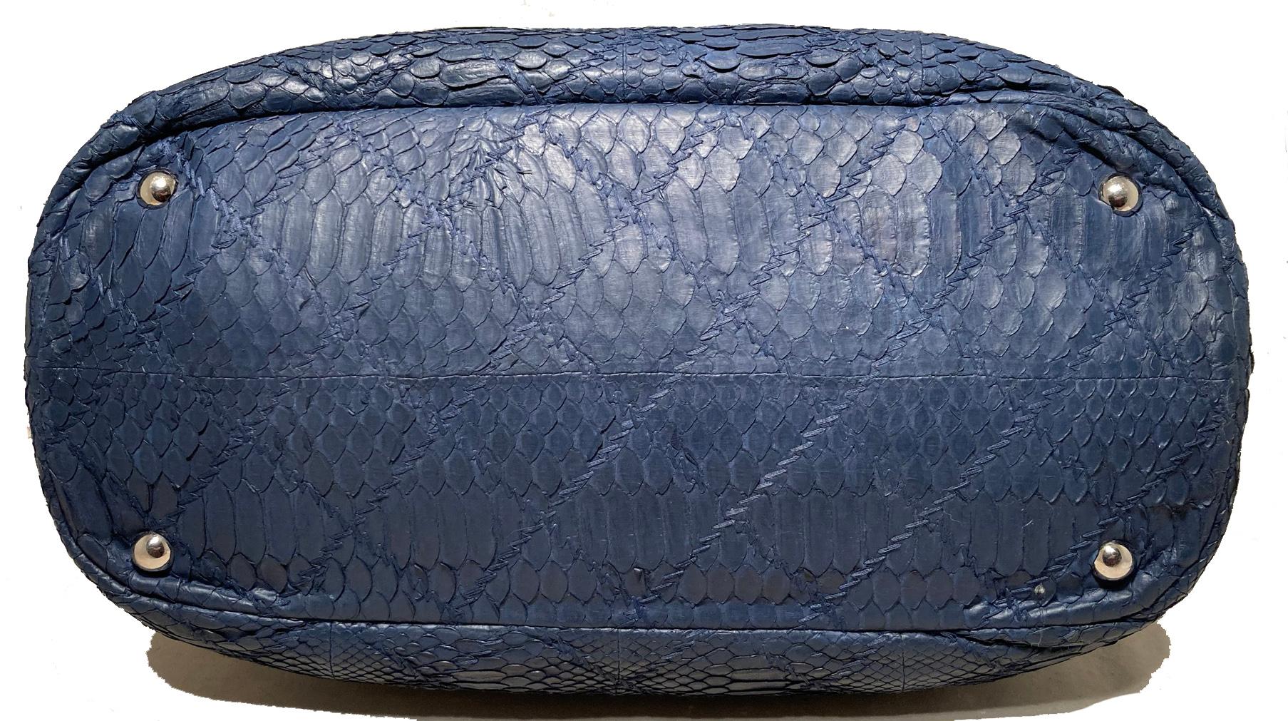 Chanel - Fourre-tout en peau de serpent matelassée matelassée bleu marine Excellent état - En vente à Philadelphia, PA