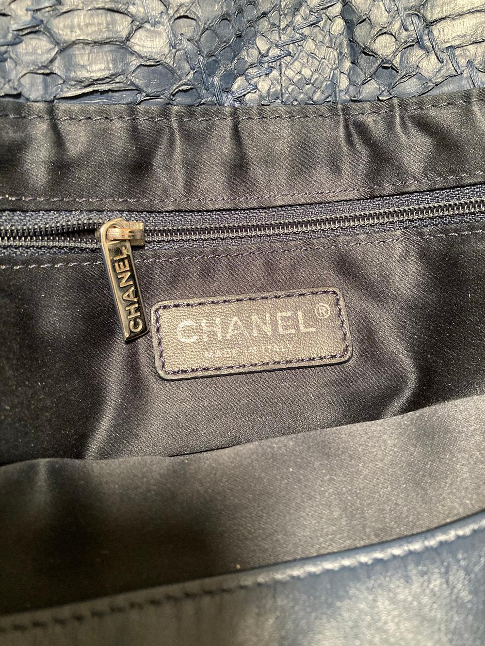 Chanel - Fourre-tout en peau de serpent matelassée matelassée bleu marine en vente 2